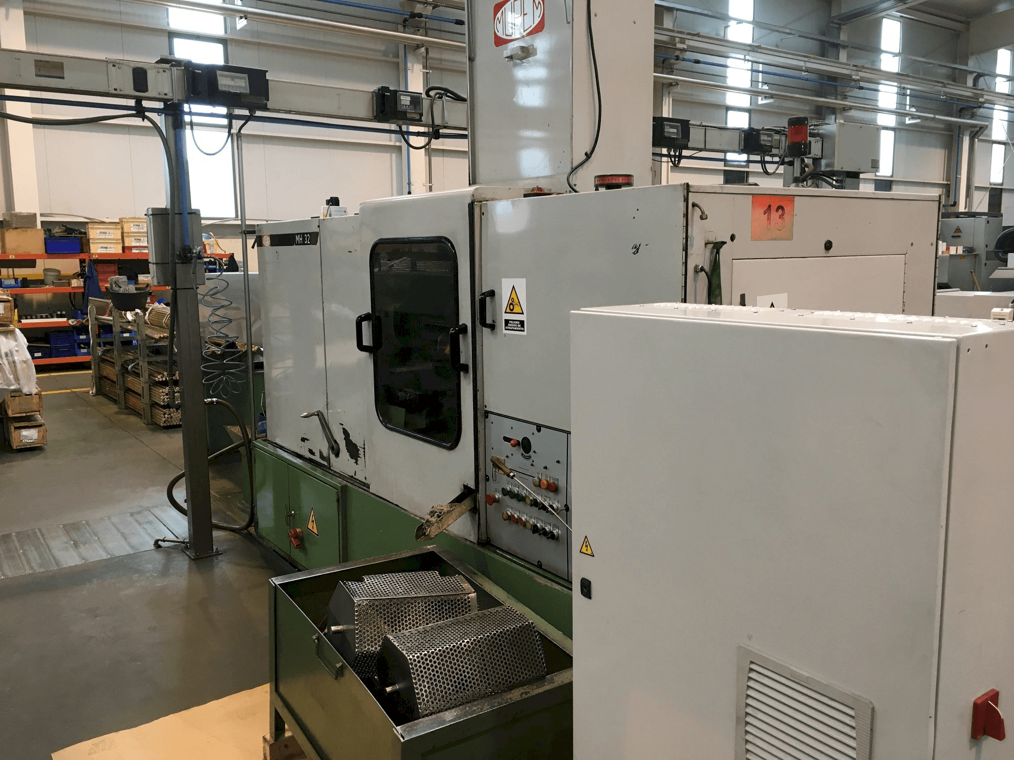 Koneen Mupem MH 32 etunäkymä