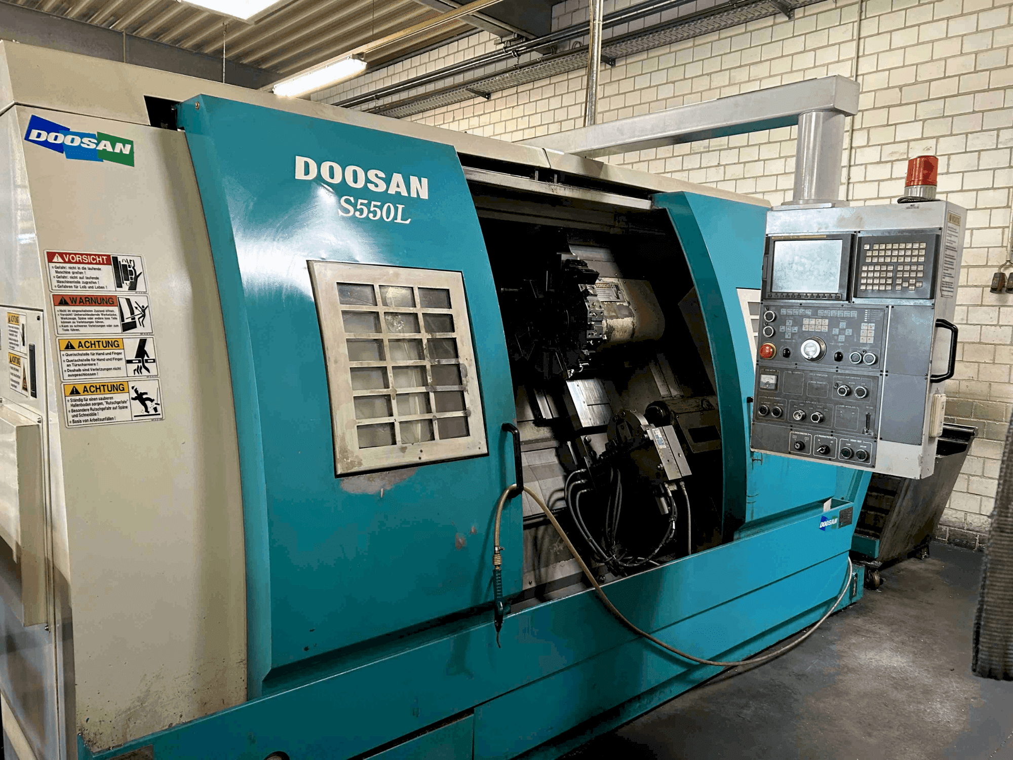 Koneen DOOSAN S550L etunäkymä