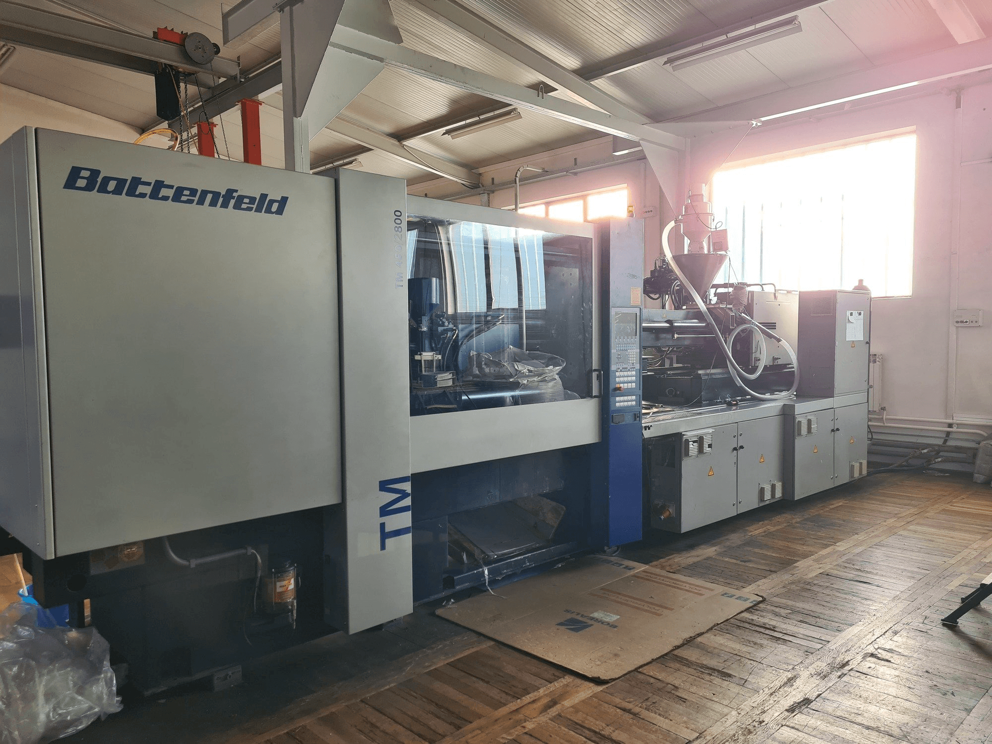 Koneen Battenfeld TM 450/2800 etunäkymä