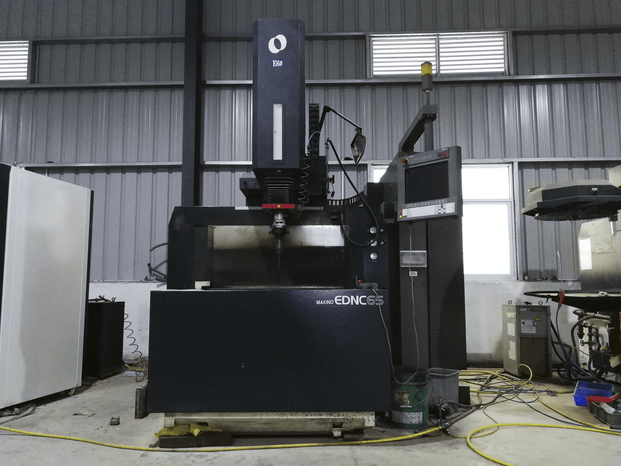 Koneen Makino EDNC65 Etunäkymä