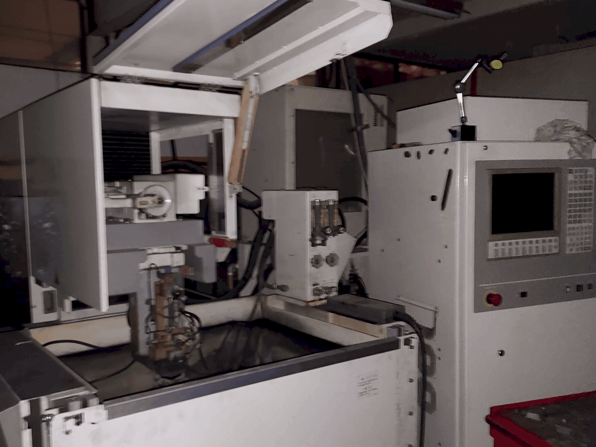 Koneen Mitsubishi FX10K etunäkymä