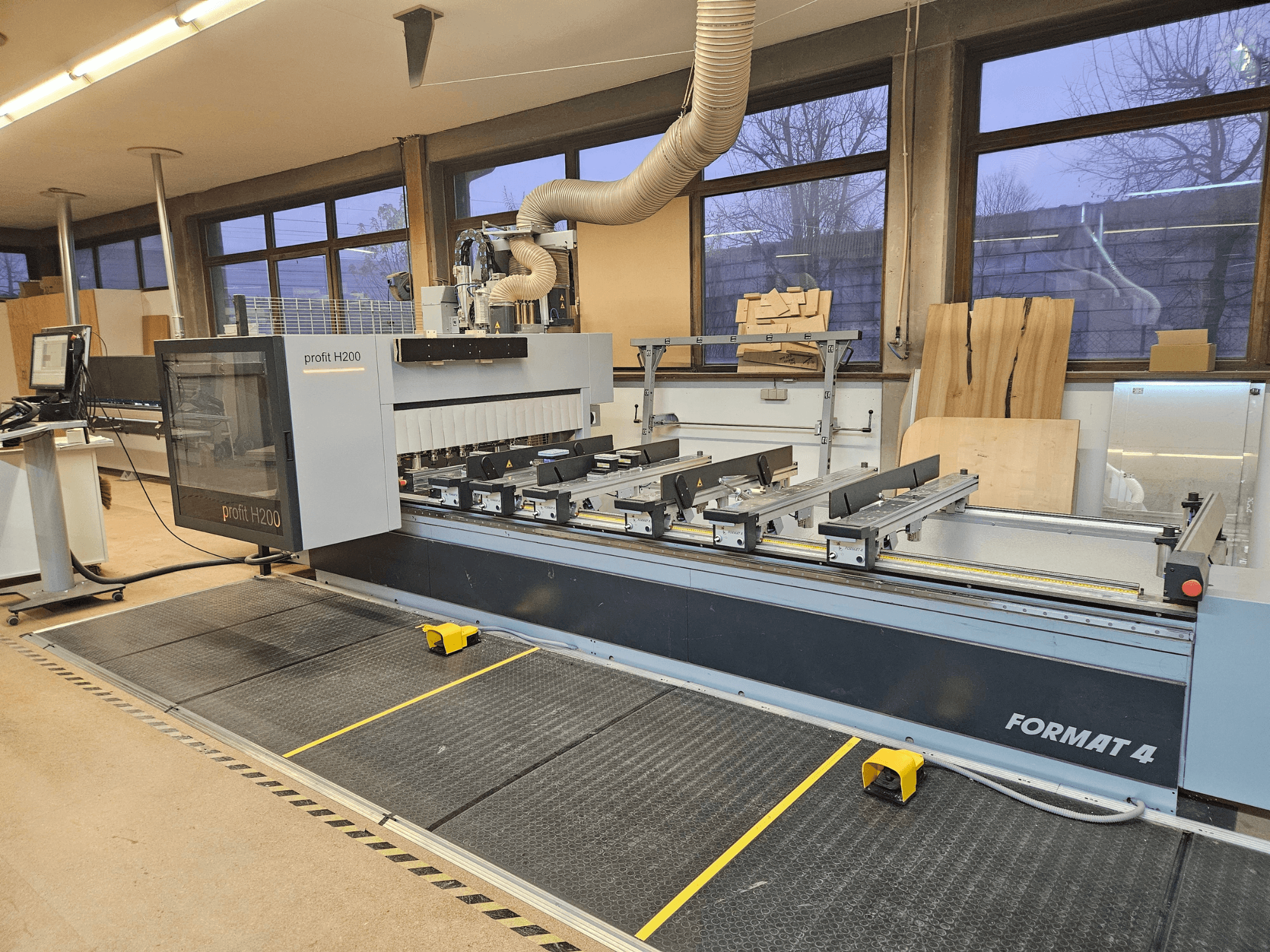 Format 4 profit H200 CNC-kone, etukuva, leikkuupeti, ohjauspaneeli ja pölynpoistojärjestelmä näkyvissä.