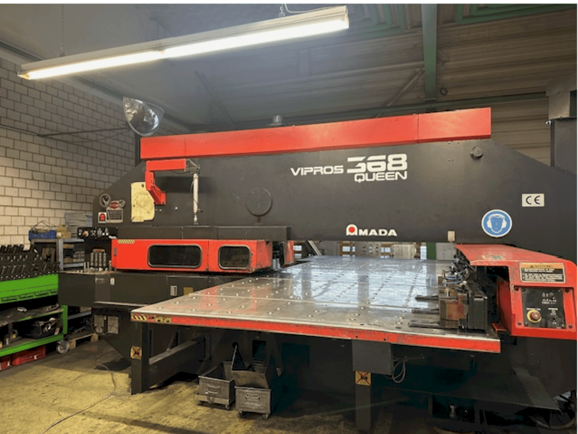 Koneen AMADA Vipros 368 Queen etunäkymä