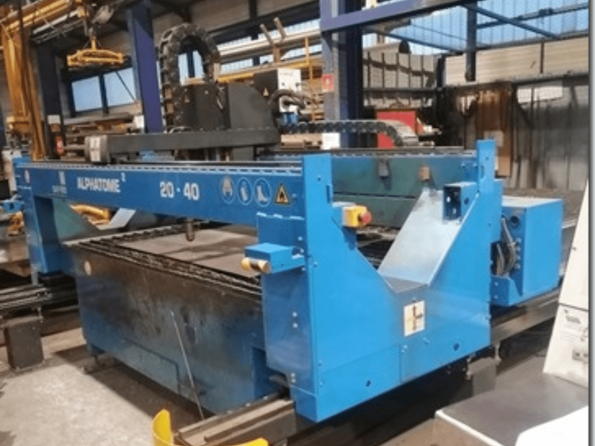 Sininen ALPHATOME 20-40 CNC-kone, etukuva, leikkausalue ja ohjauspaneeli näkyvissä, suunniteltu tarkkuusvalmistukseen.