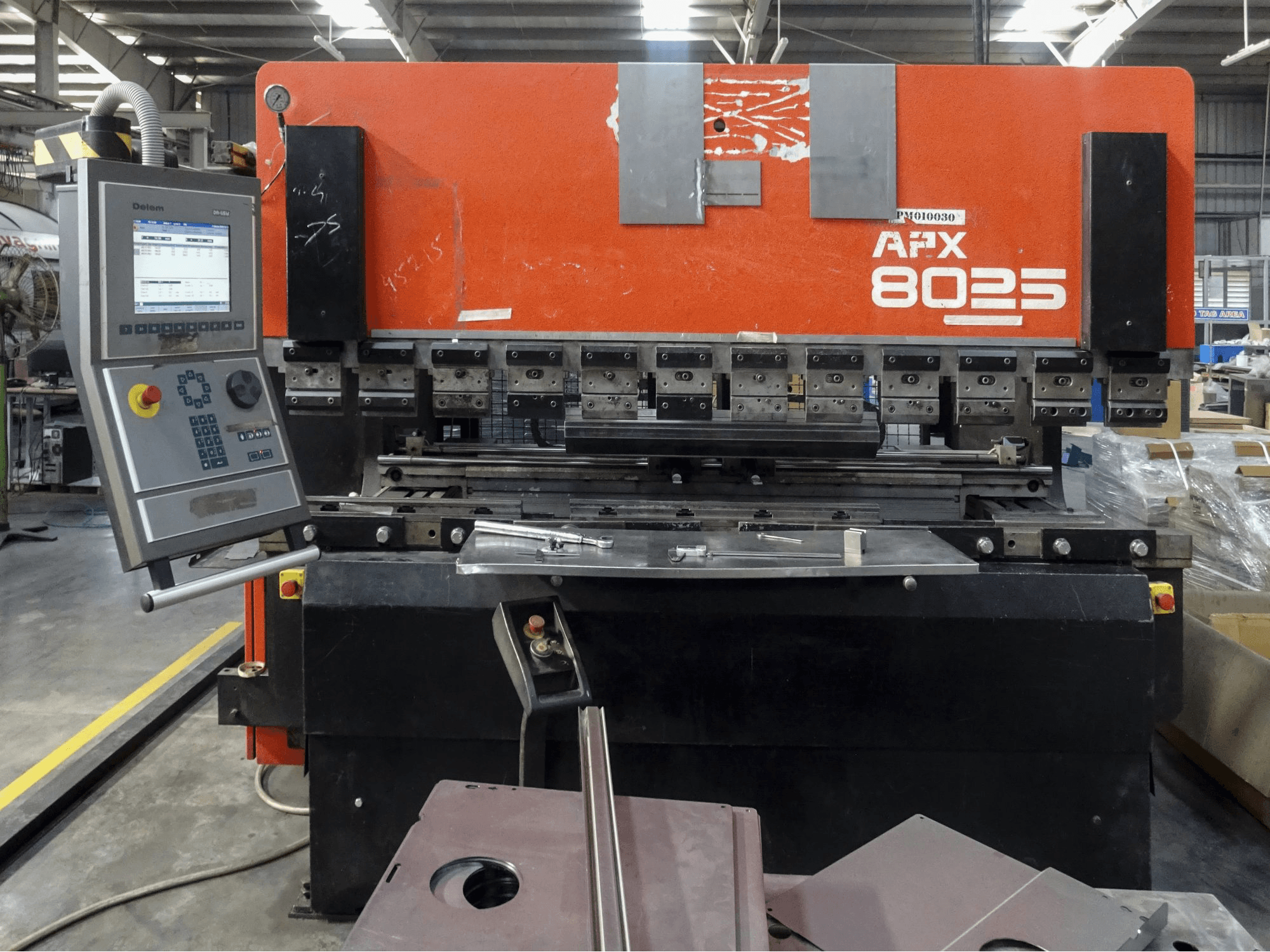 Koneen AMADA etunäkymäAPX 8025