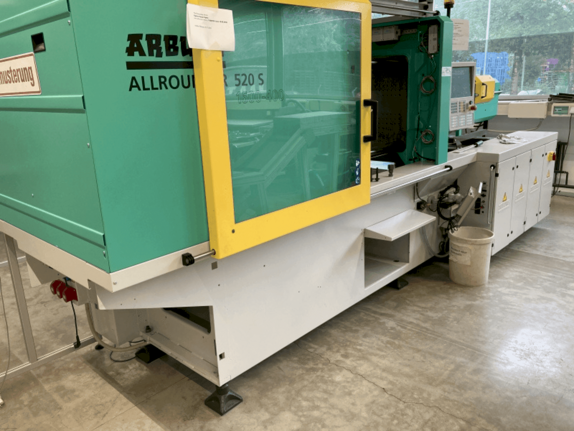Koneen Arburg Allrounder 520S-1600-400 etunäkymä