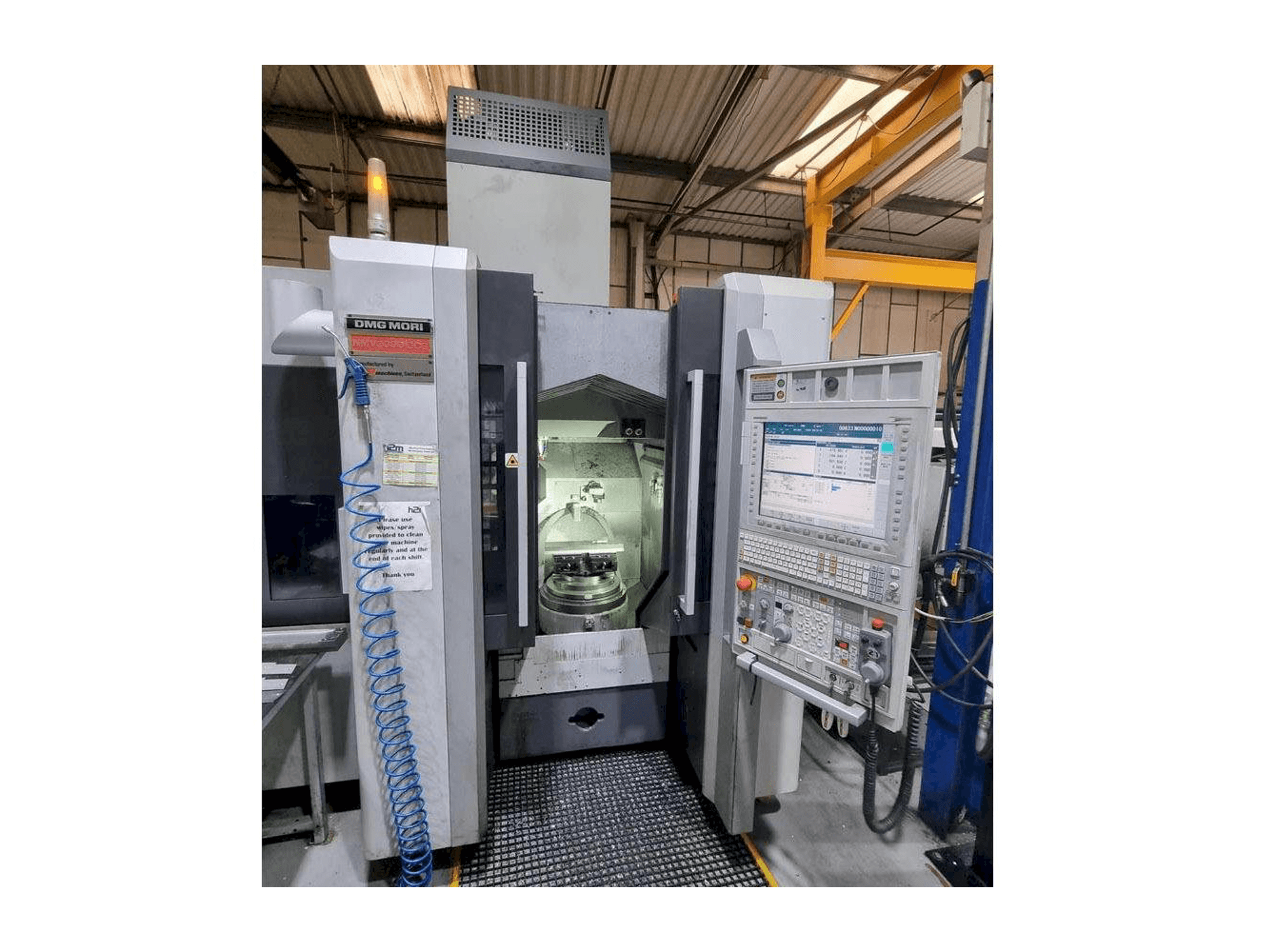 Koneen DMG MORI NMV3000 DCG etunäkymä