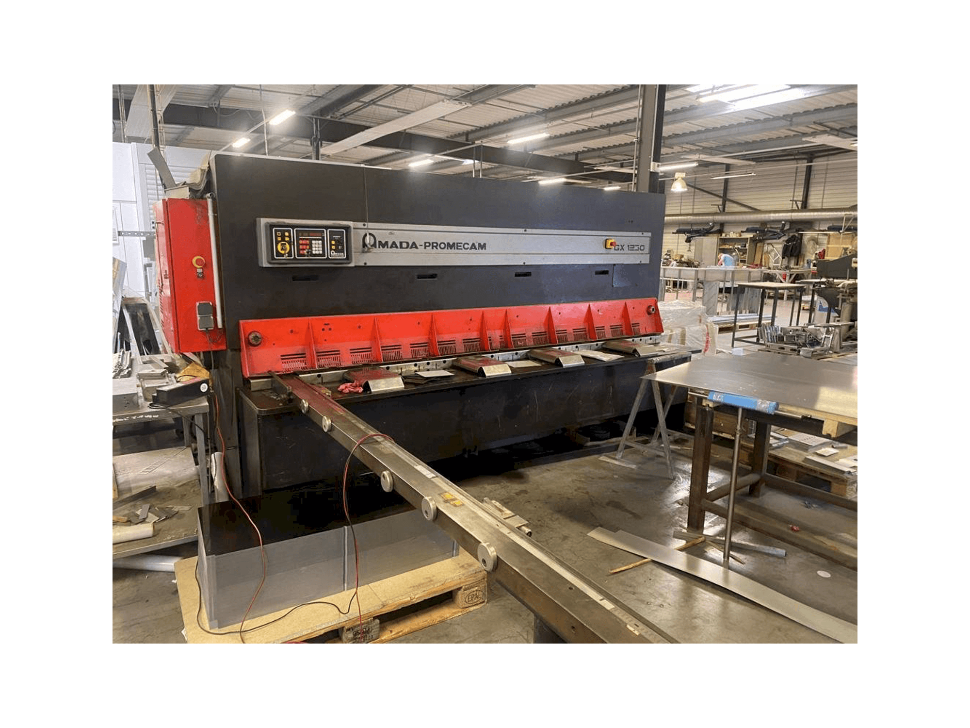 Koneen AMADA GX 1230 etunäkymä