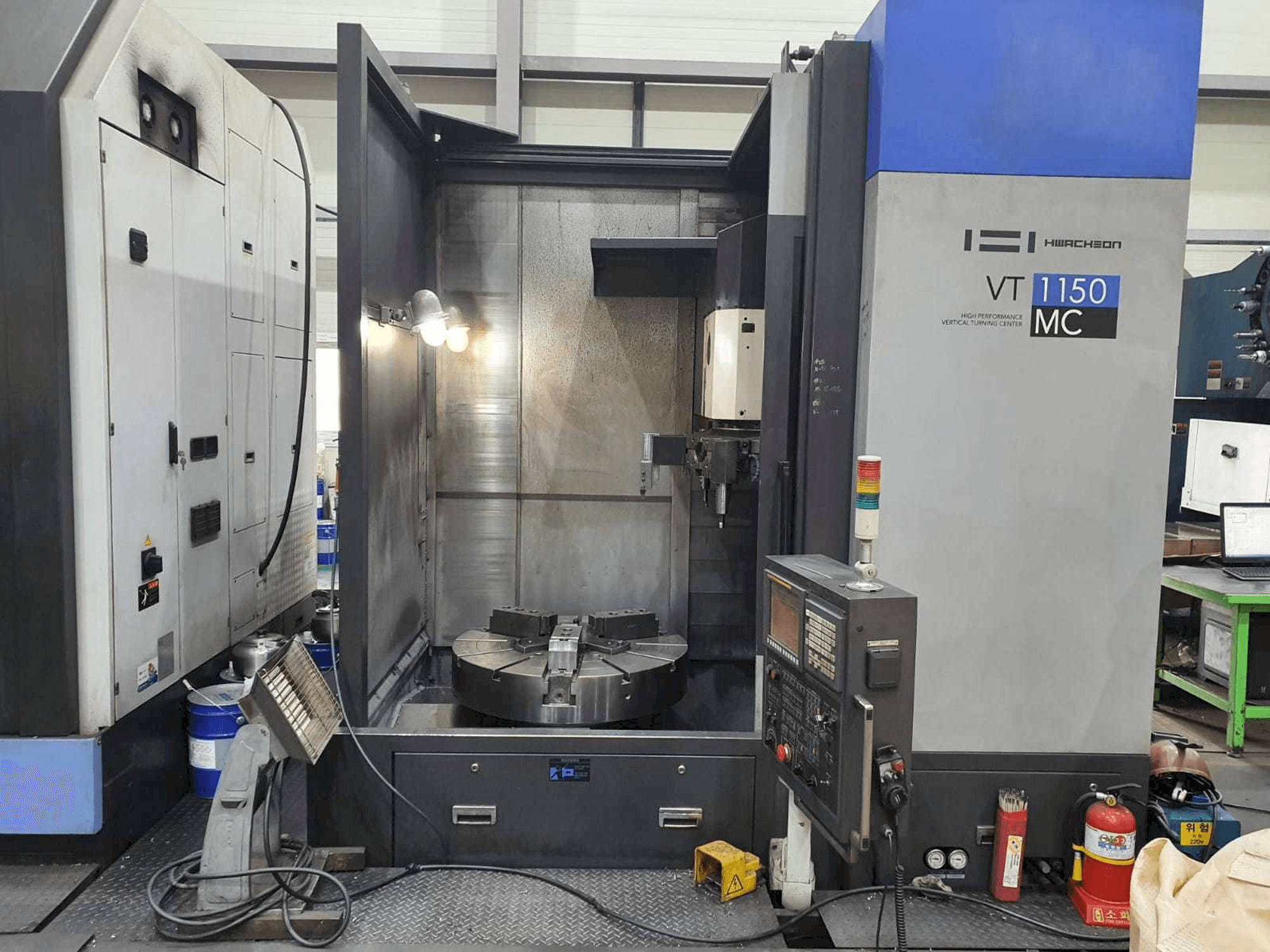 Koneen HWACHEON VT 1150 MC etunäkymä