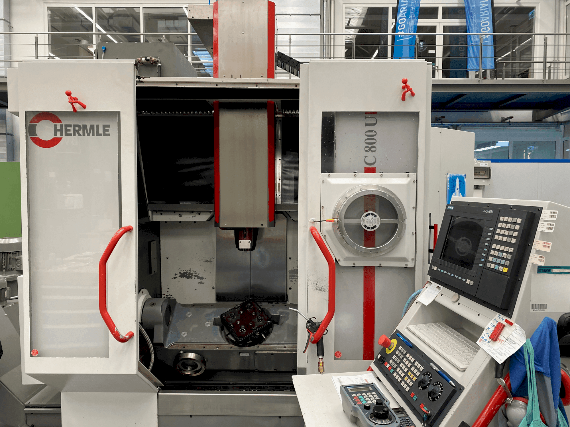 Koneen HERMLE C800 U etunäkymä
