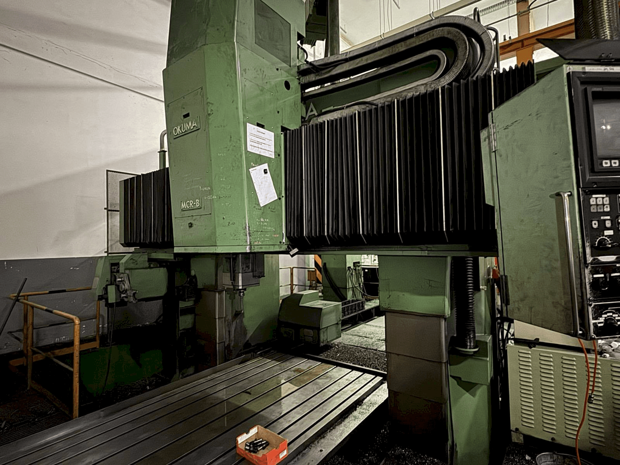 Koneen Okuma MCR-B etunäkymä