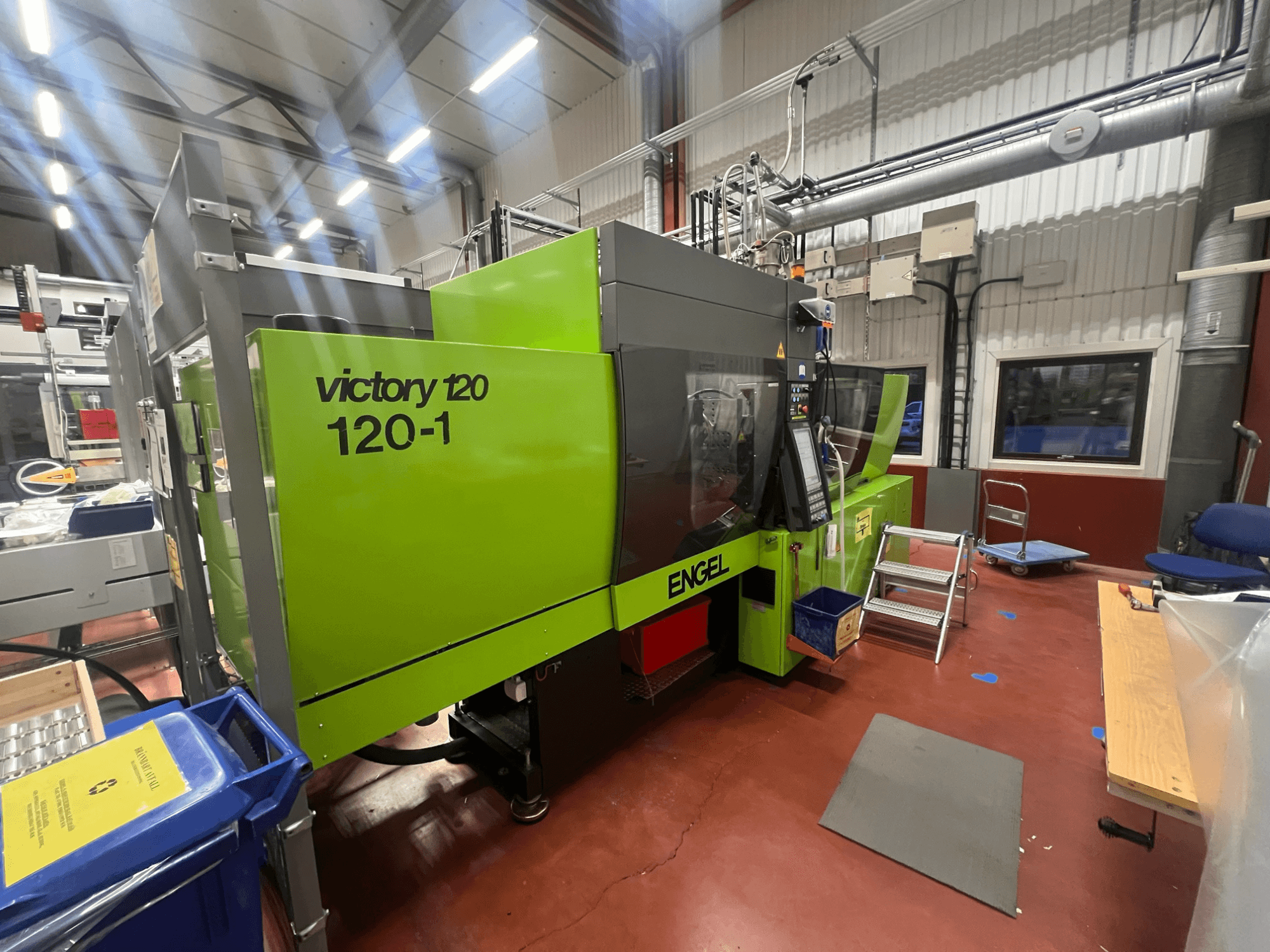 Vihreä ENGEL Victory 120-1 -ruiskuvalukone, etukuva, ohjauspaneeli ja portaat, teollisuusympäristössä.