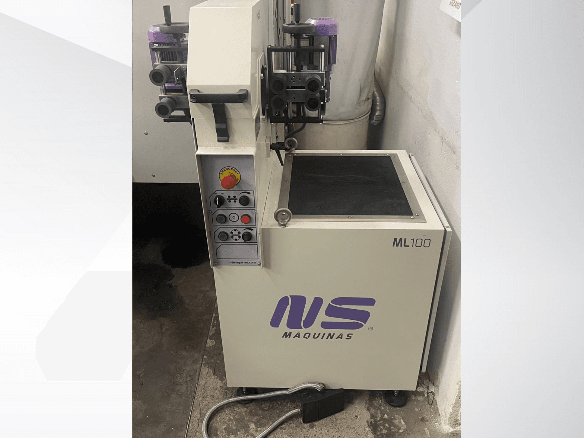 MS Maquinas -yhtiön ML100-kone, etukuva, jossa on ohjauspaneeli painikkeilla ja polkimella, määritelty työtaso.