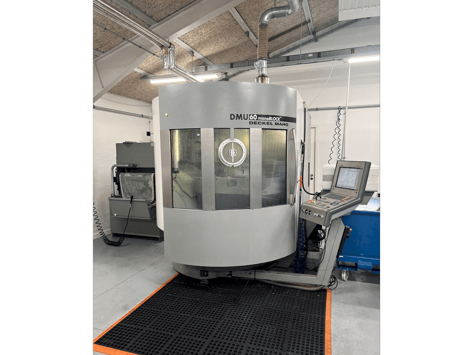 Koneen DMG MORI DMU 60 monoBLOCK etunäkymä