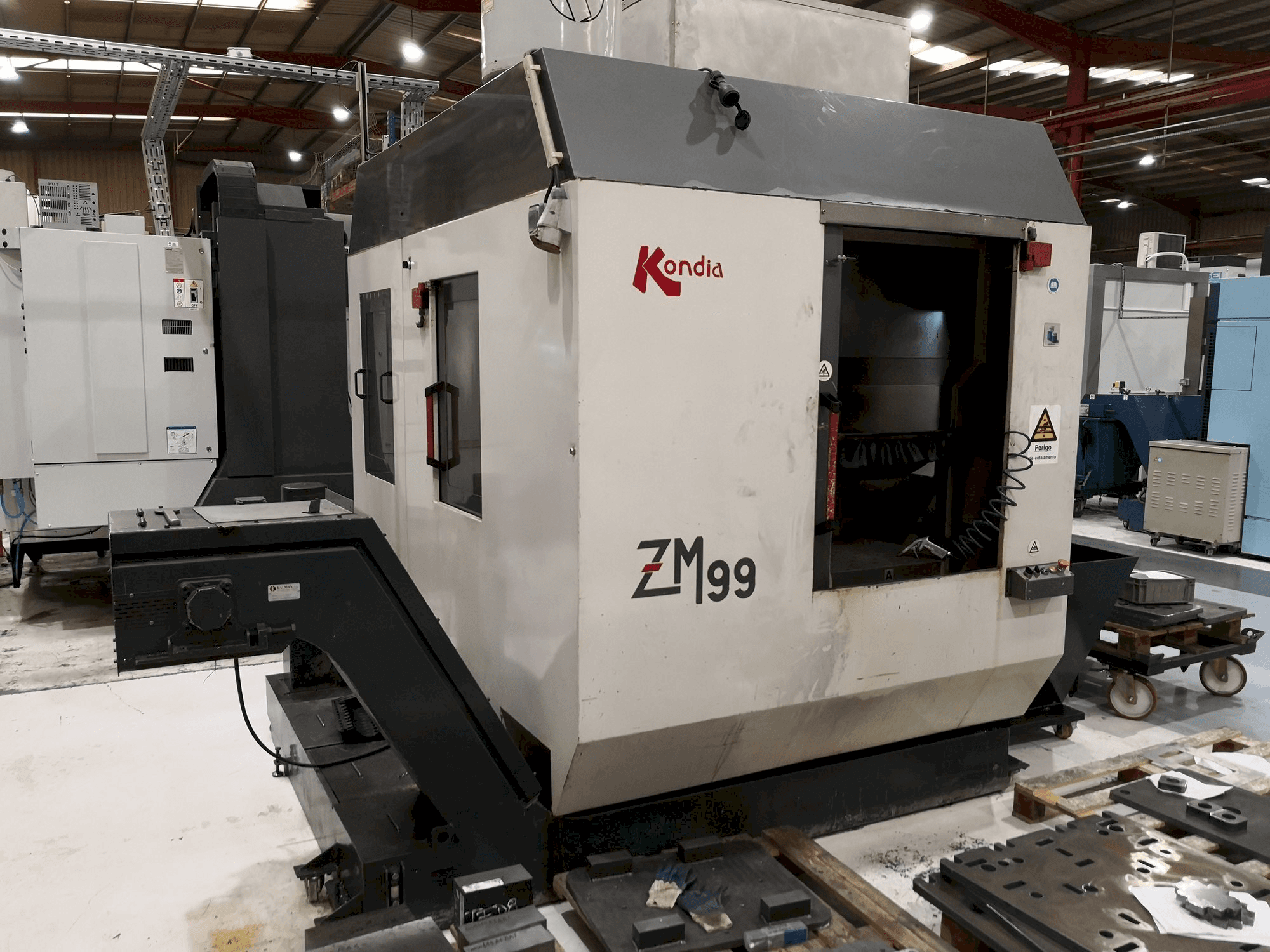 Koneen KONDIA ZM99 etunäkymä