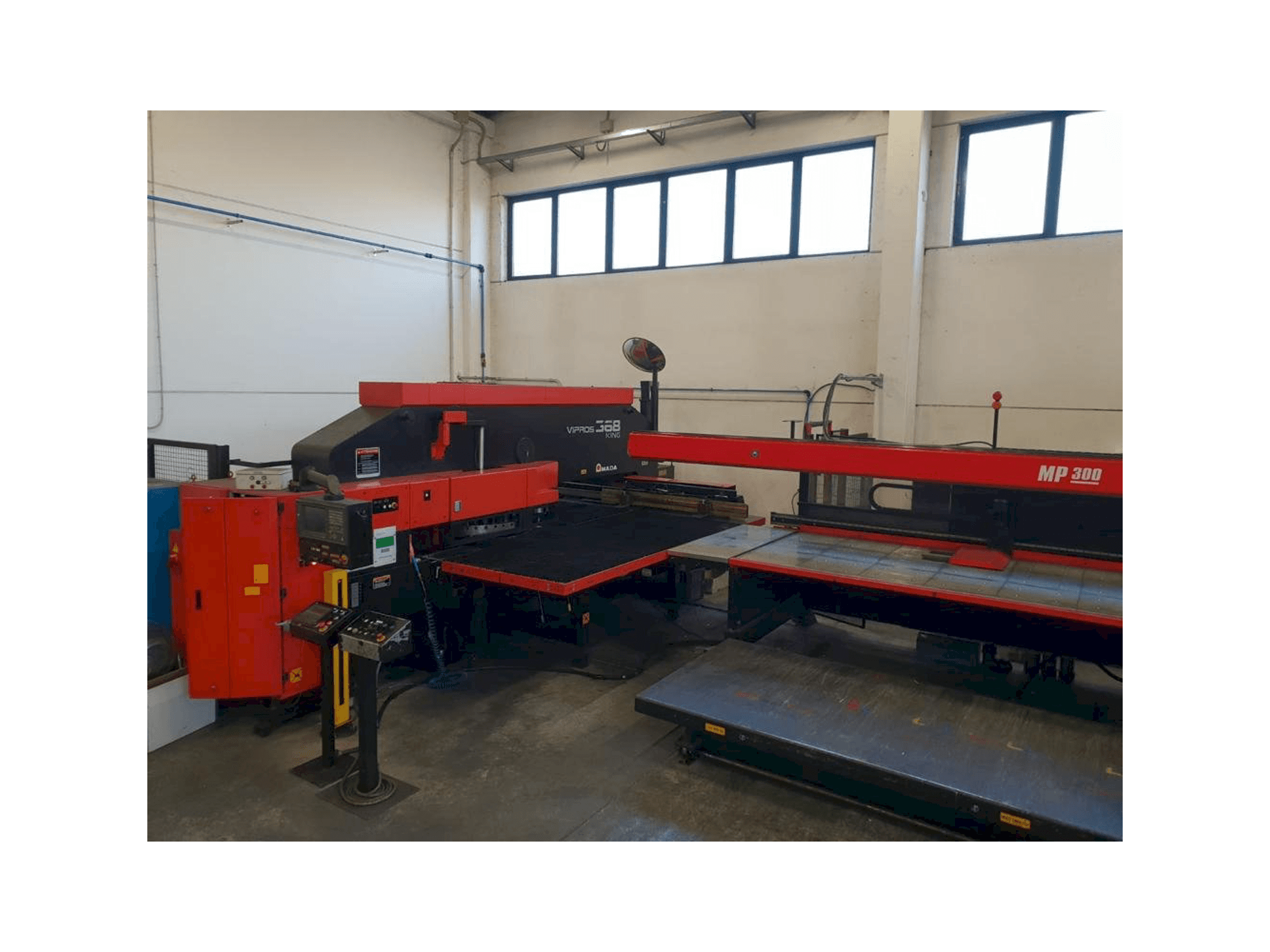 Koneen AMADA VIPROS 368 KING etunäkymä