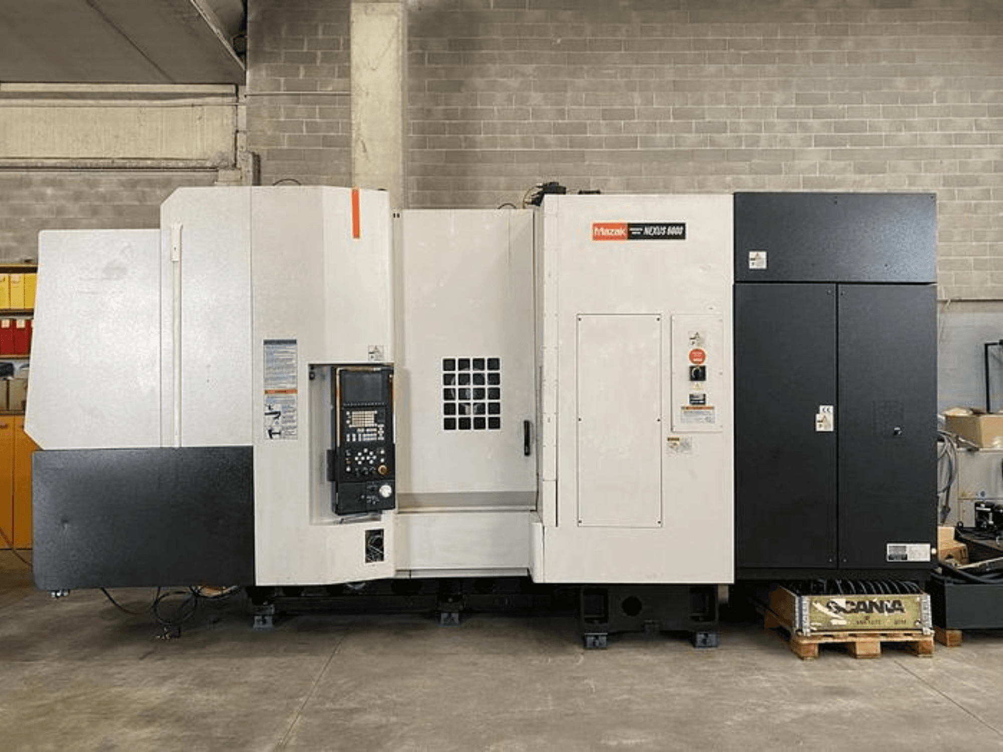 Mazak NEXUS 6400 CNC-sorvi, etukuva, jossa on ohjauspaneeli, virtakytkin ja kaksivärinen valkoinen ja musta kotelo.