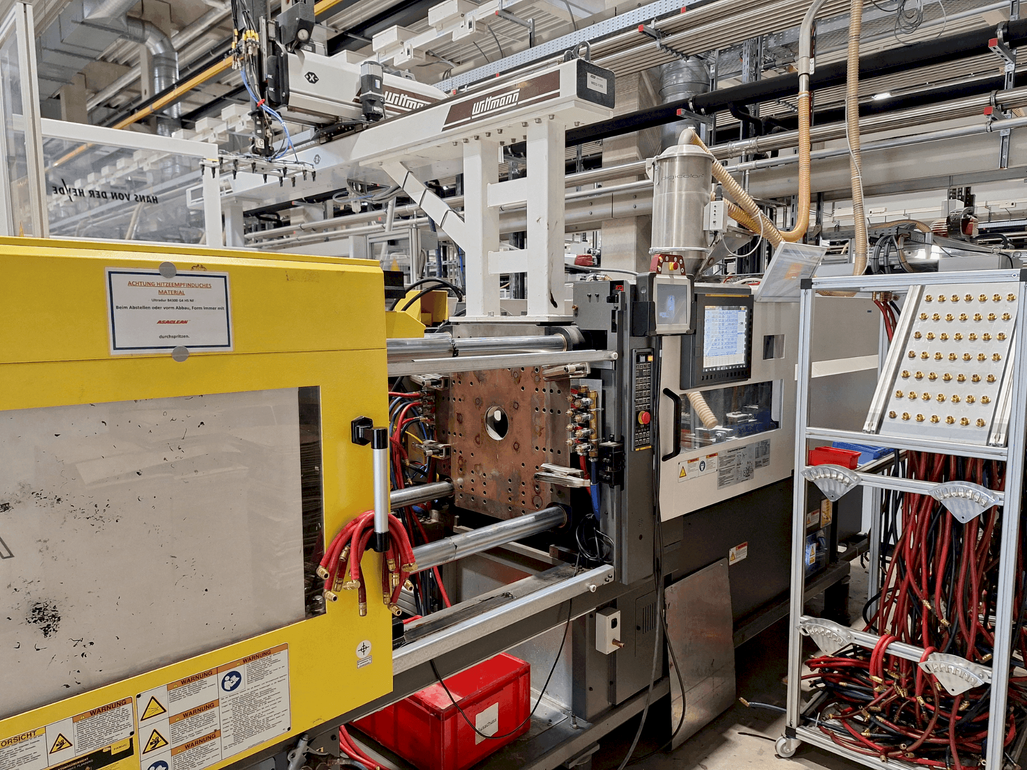 Koneen FANUC Roboshot S130iA etunäkymä