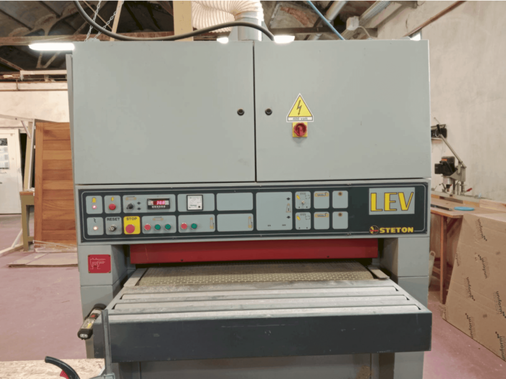 Koneen STETON LEV2RR etunäkymä