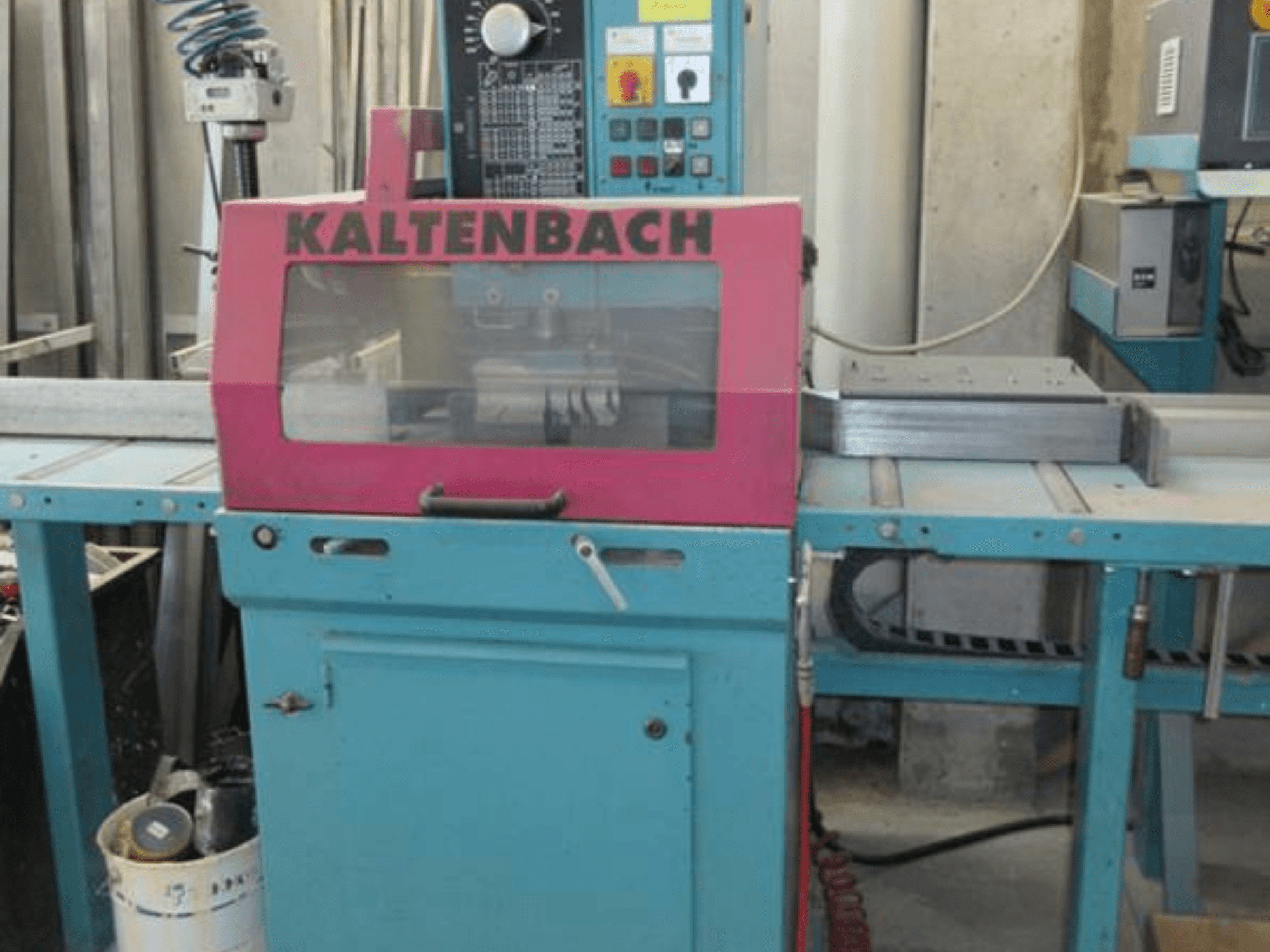 KALTENBACH KKS 400 E -metallipyörösaha edestäpäin, jossa on vaaleanpunainen suojakansi ja ohjauspaneeli painikkeilla.