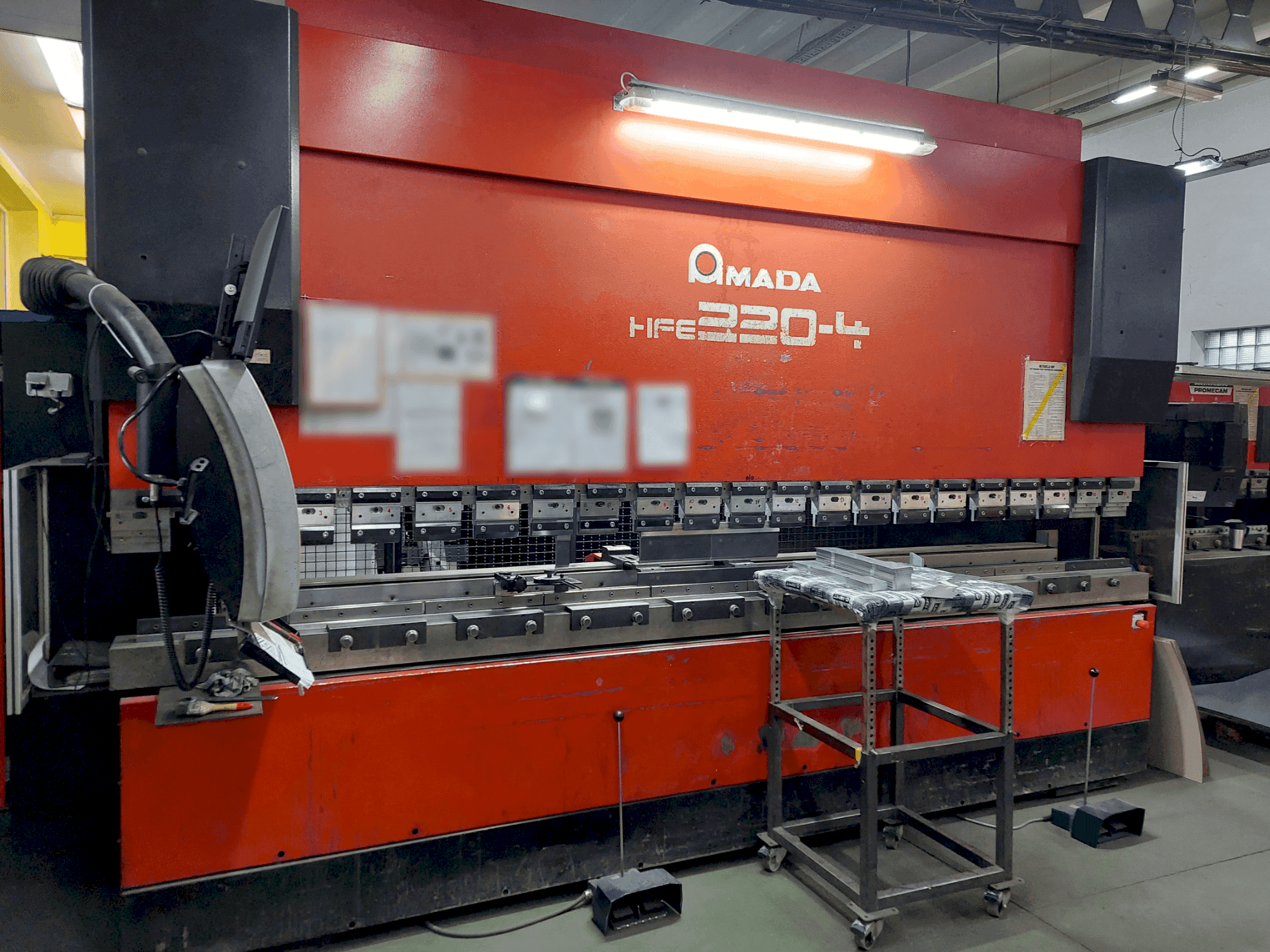 Koneen AMADA HFE 220-4 etunäkymä