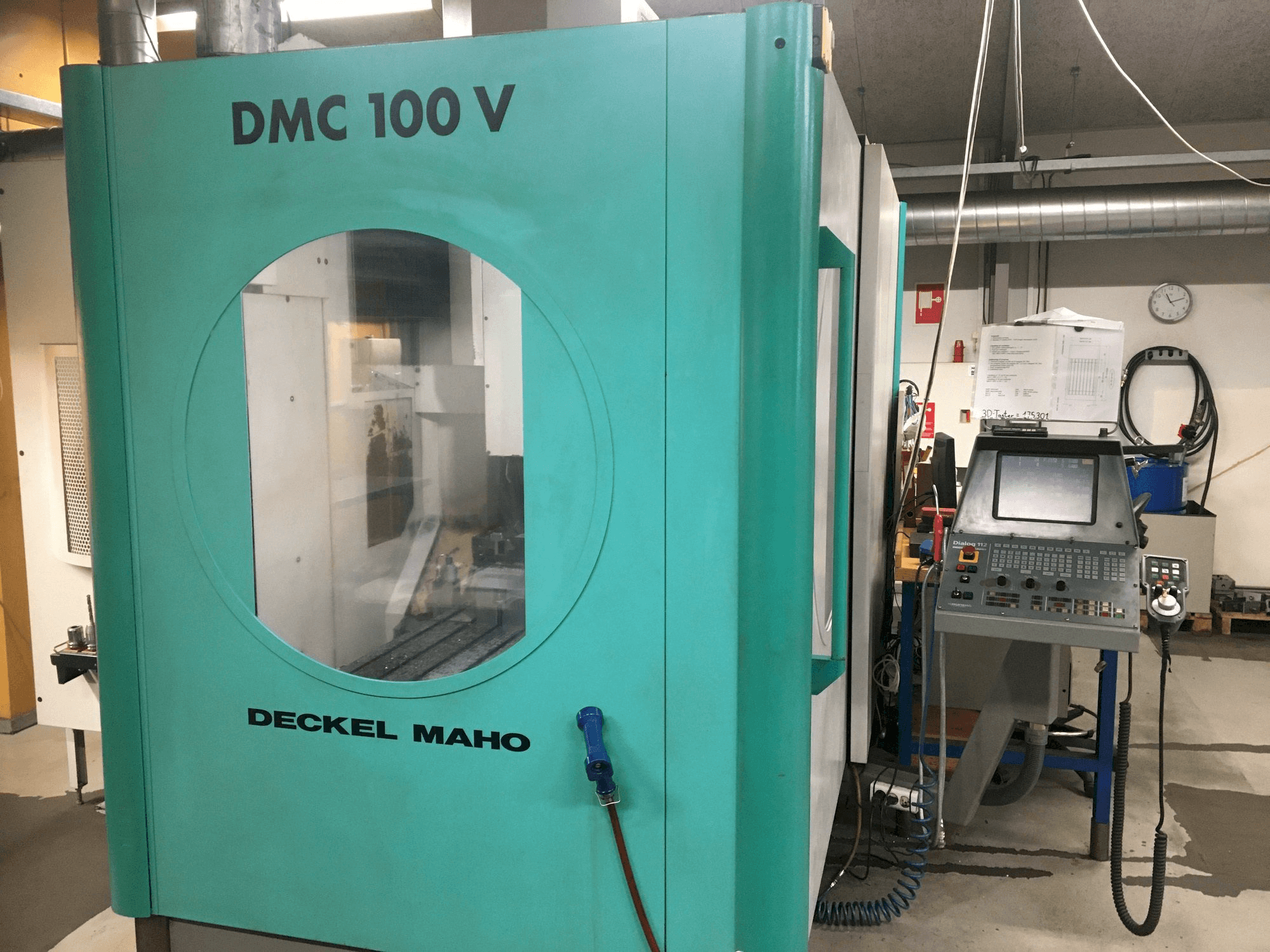 Koneen DECKEL DMC 100V etunäkymä