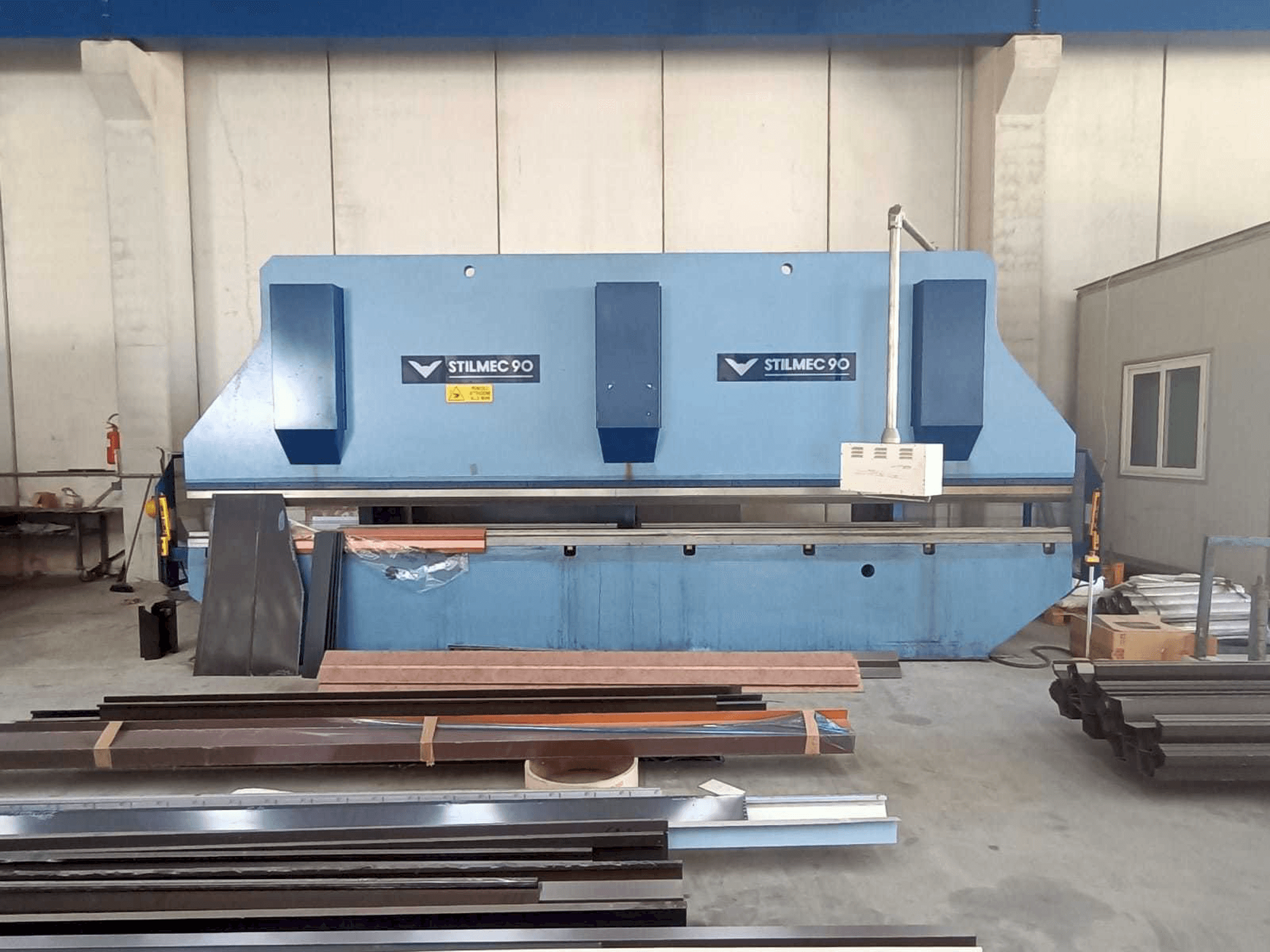 Koneen Stillmec 90 6500 x 200 ton etunäkymä