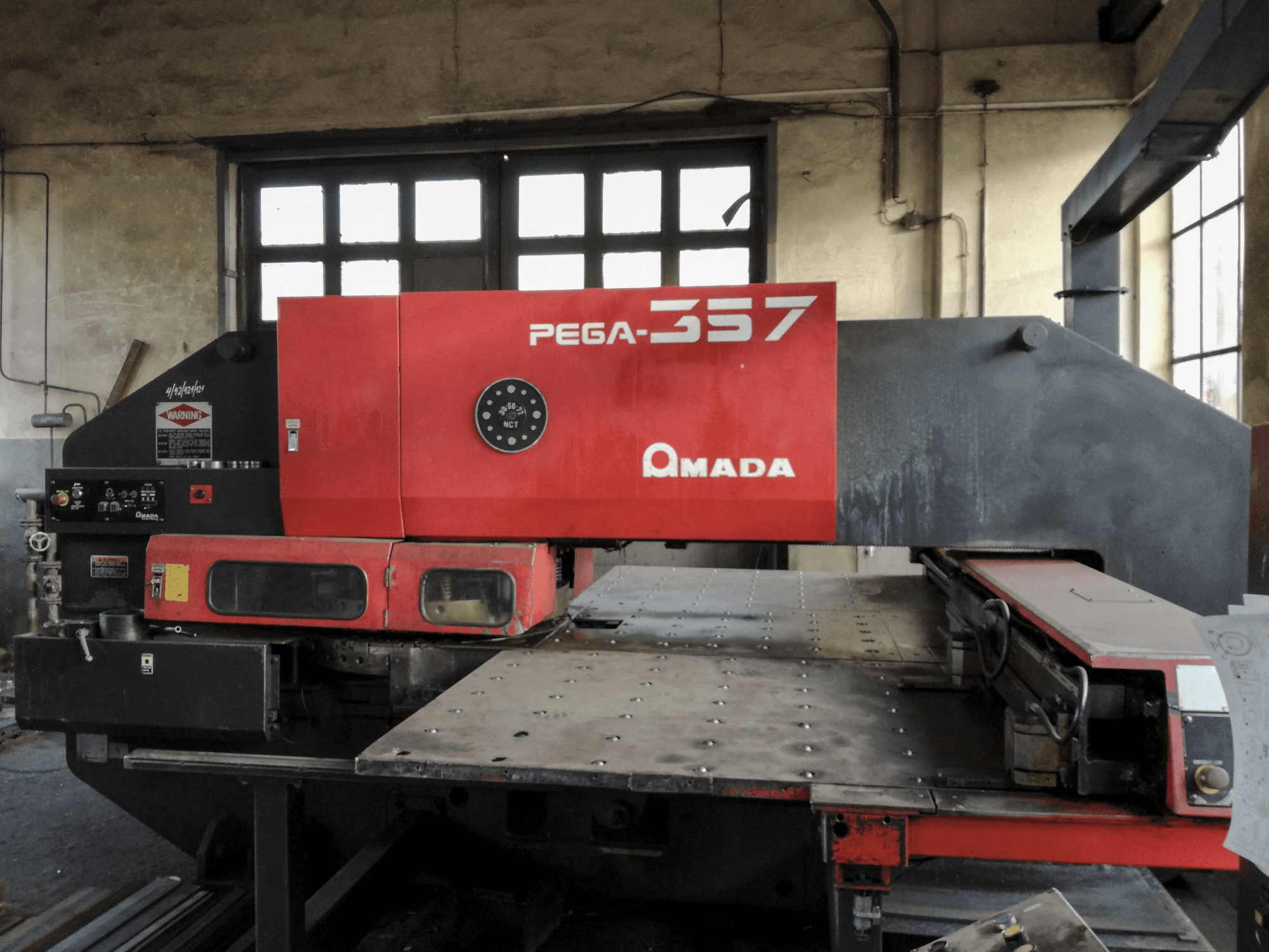 Koneen 1 AMADA etunäkymäPEGA 357