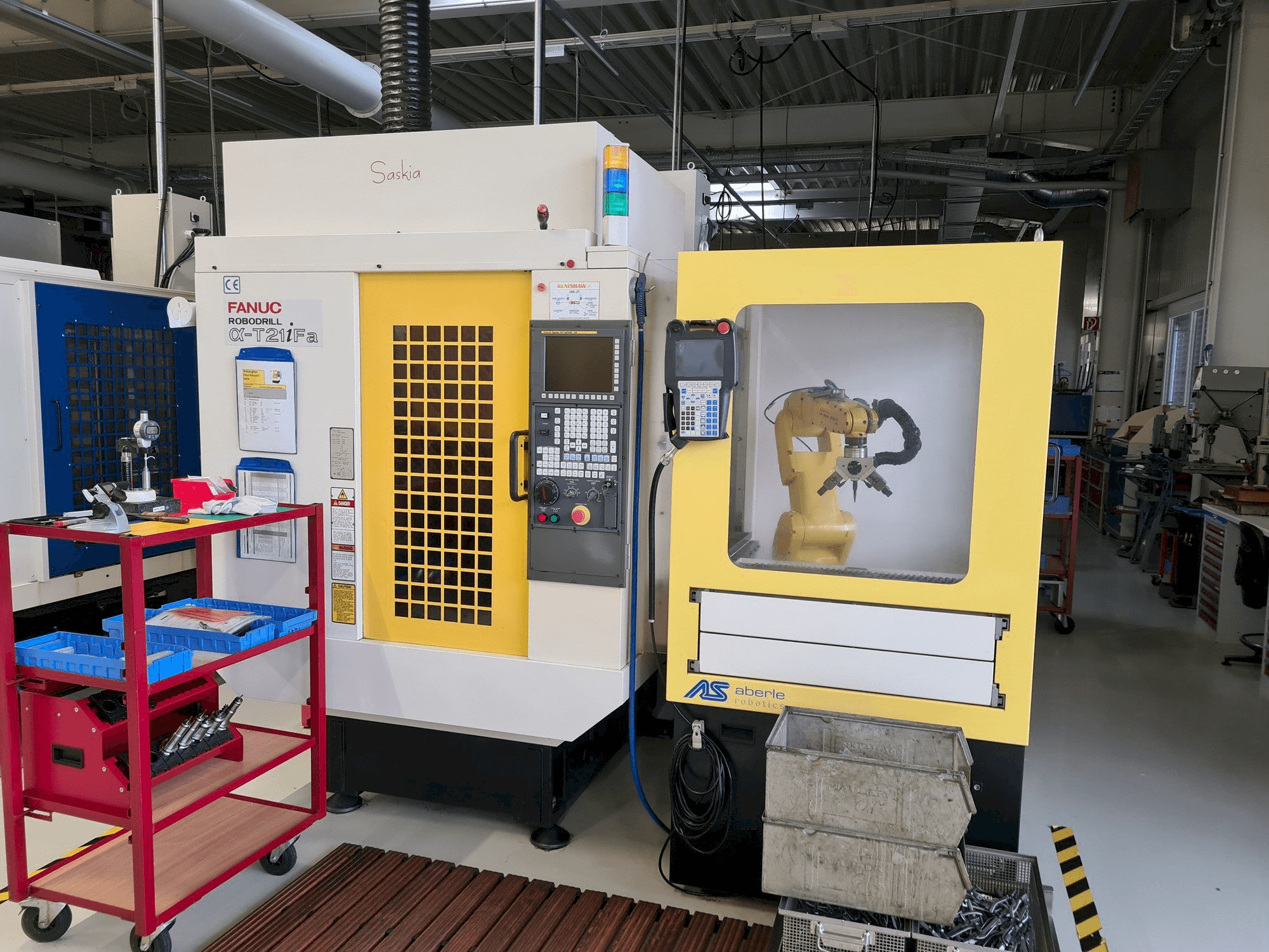 Koneen FANUC Robodrill ALPHA T21iFA etunäkymä