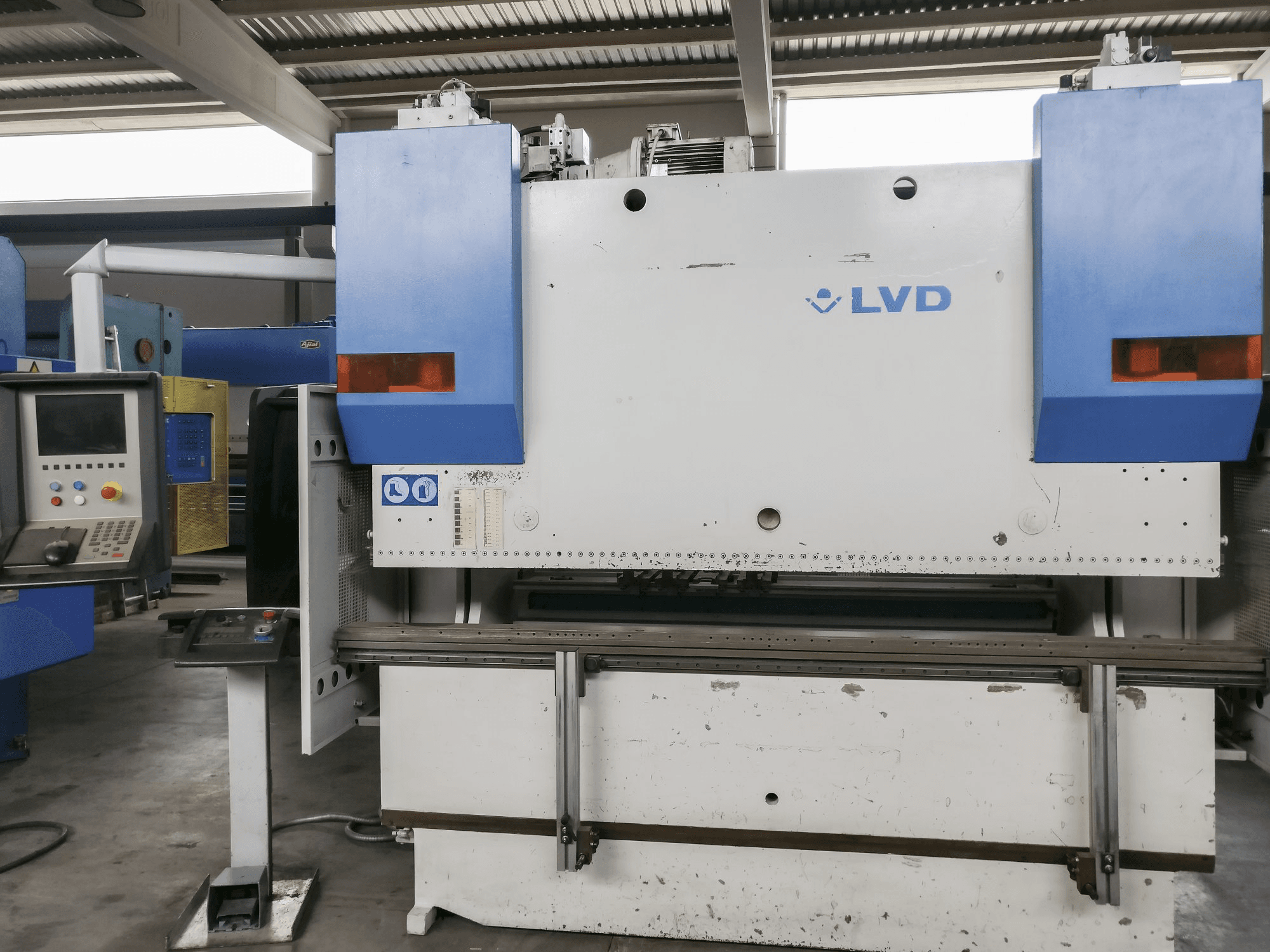 Koneen LVD etunäkymäPPEB 80/25 CAD-CNC