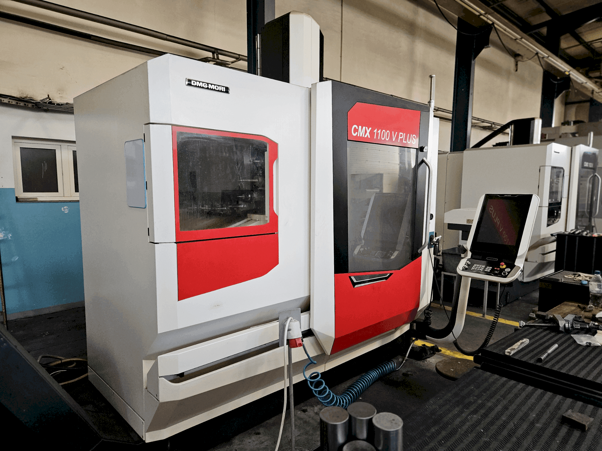 Koneen DMG MORI CMX 1100 V etunäkymä