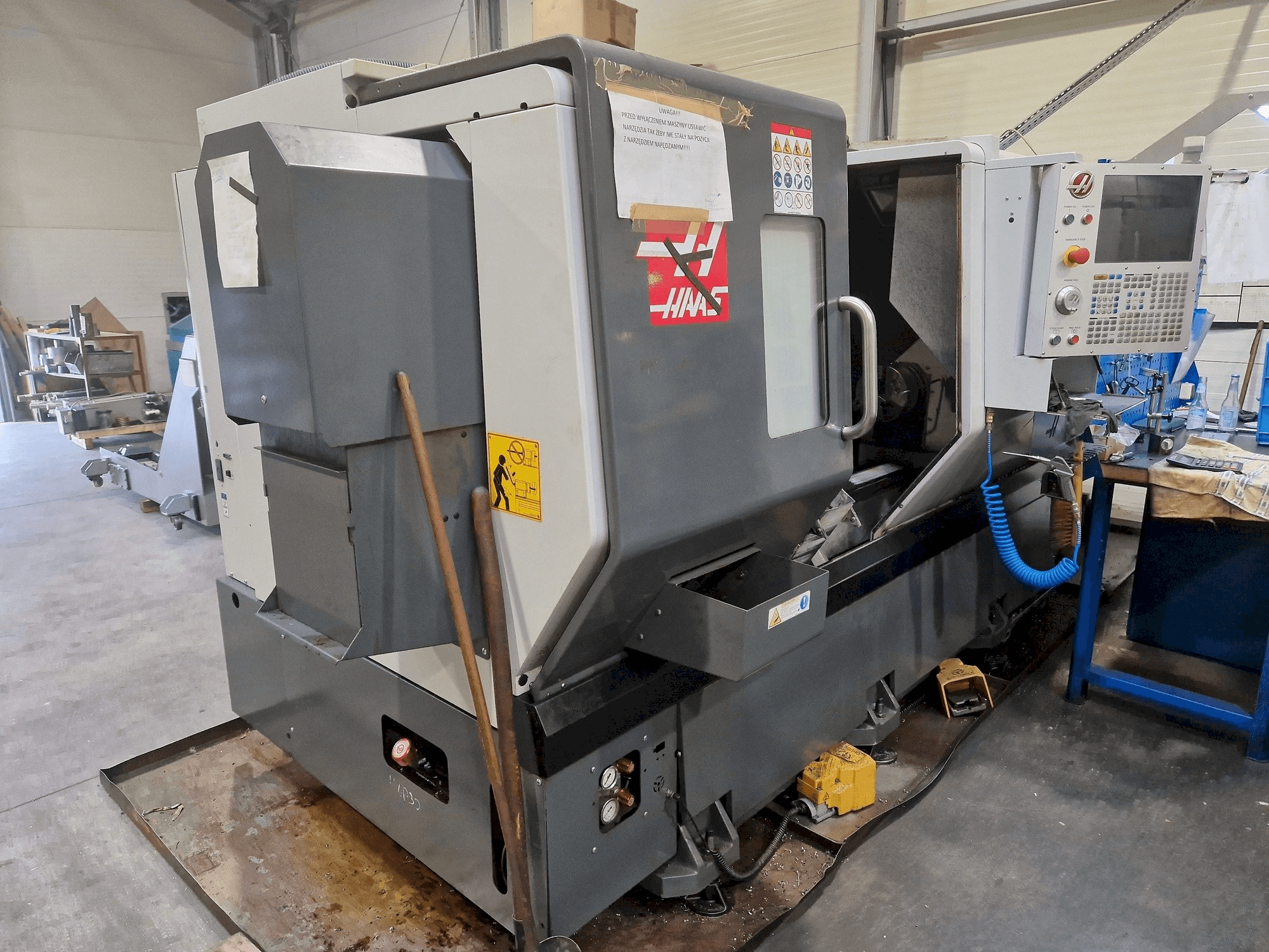 Koneen HAAS DS-30Y vasemman sivun näkymä