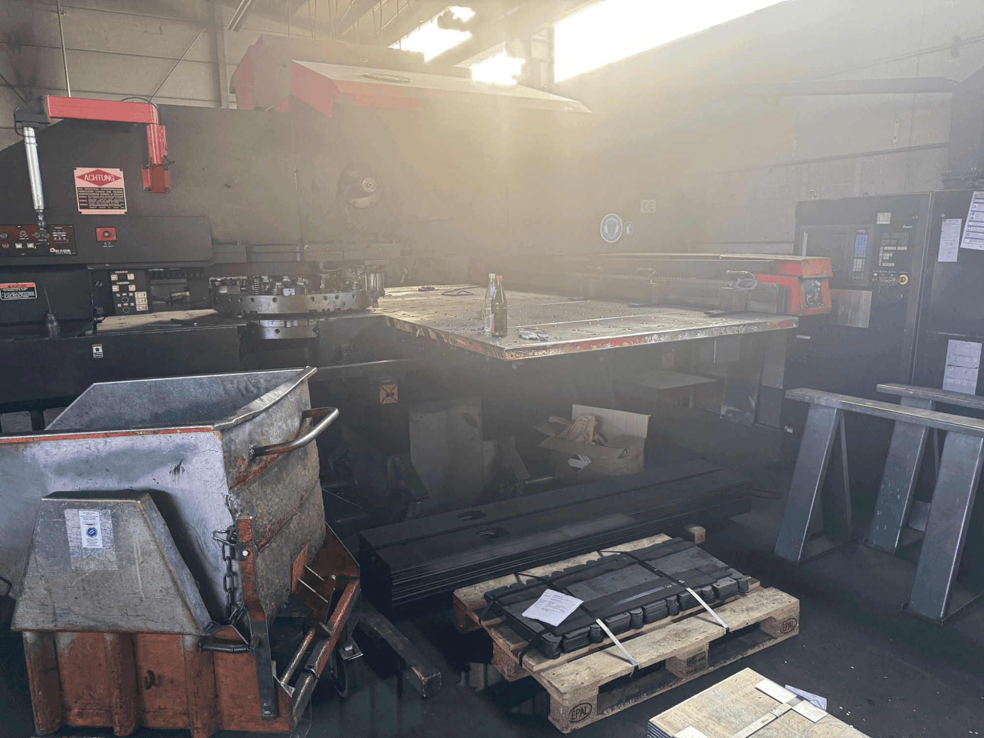 Koneen AMADA PEGA 306072 2000MM etunäkymä