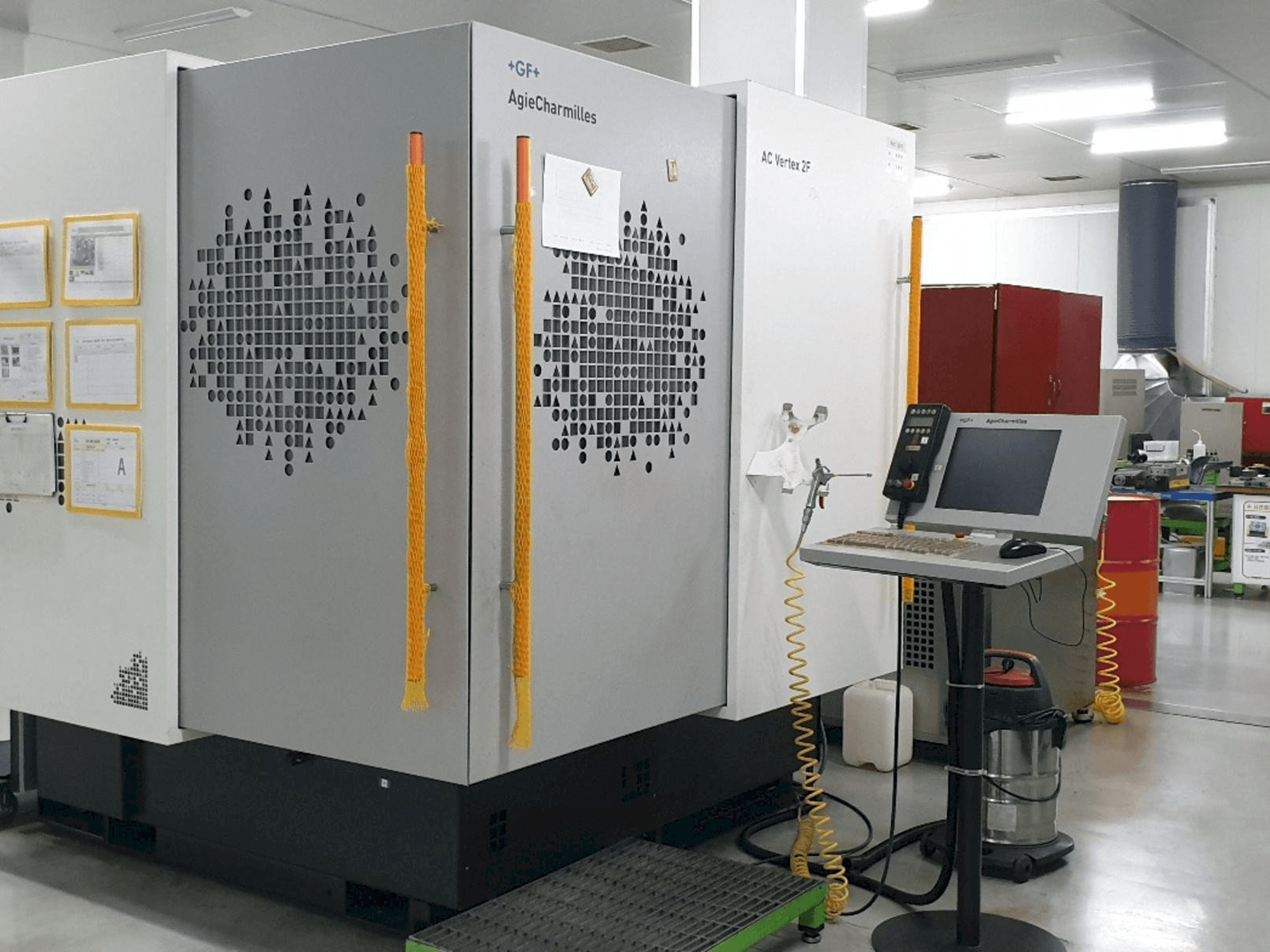 Koneen AgieCharmilles AC VERTEX 2F etunäkymä