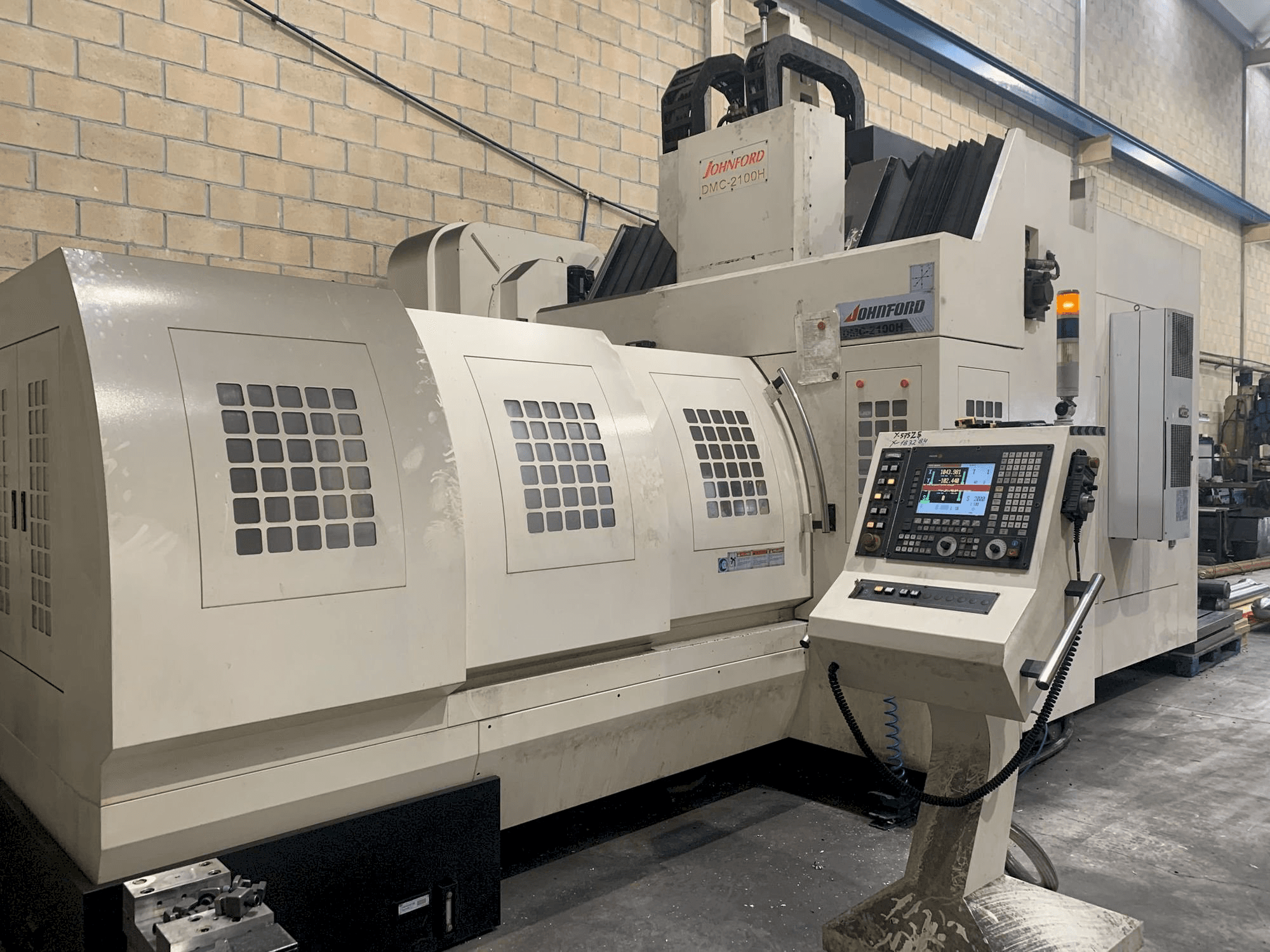 Koneen Johnford DMC-2100H etunäkymä