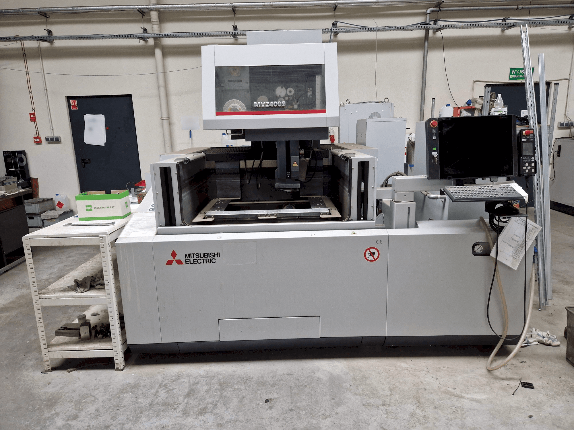 Koneen Mitsubishi MV2400S NEWGEN etunäkymä