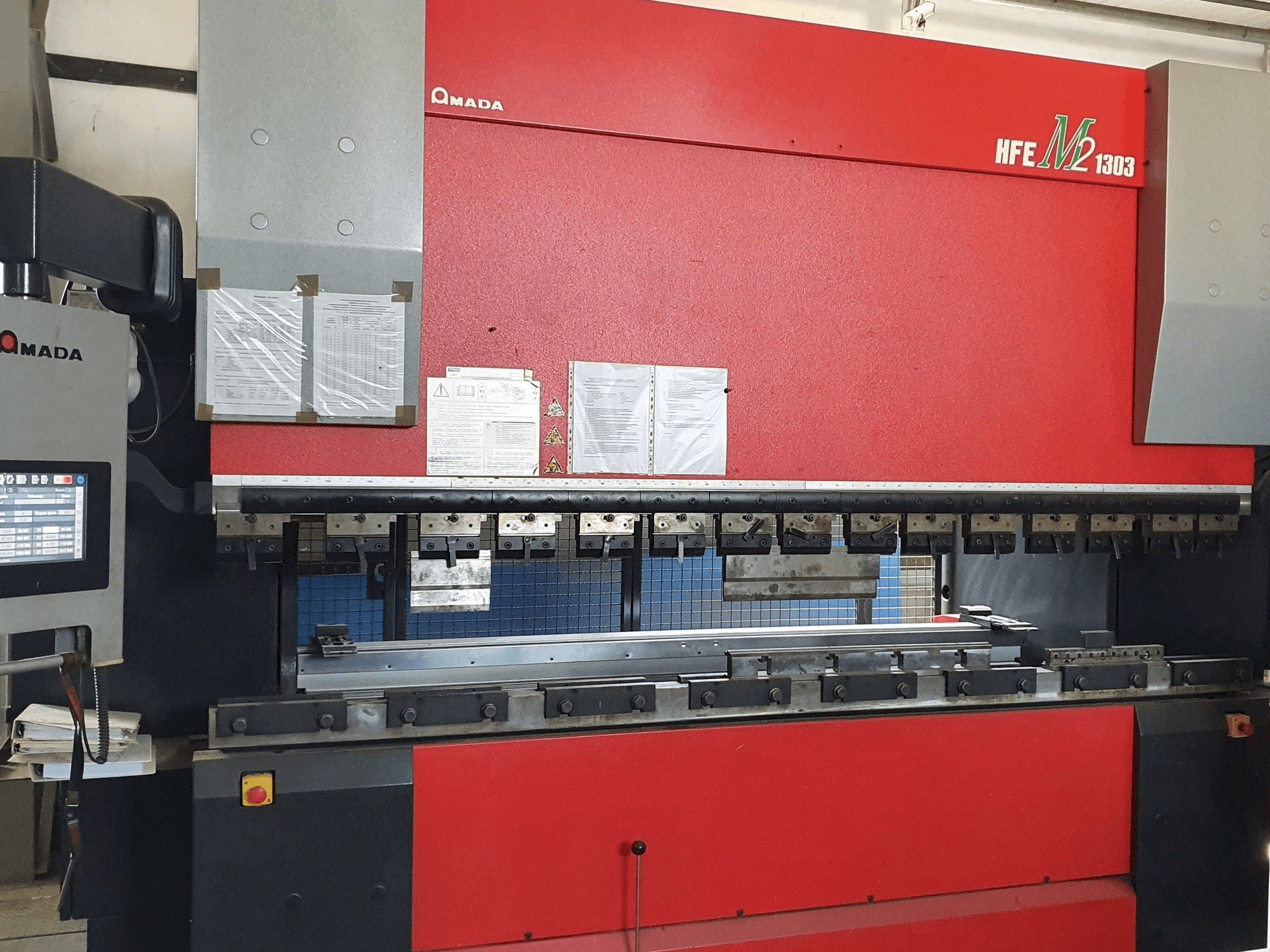 Koneen AMADA HFE-1303M2 8 Axes etunäkymä