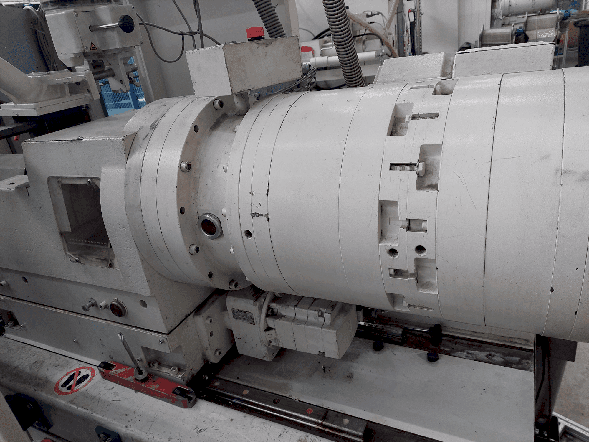 Koneen Krauss Maffei 80-180 EX etunäkymä