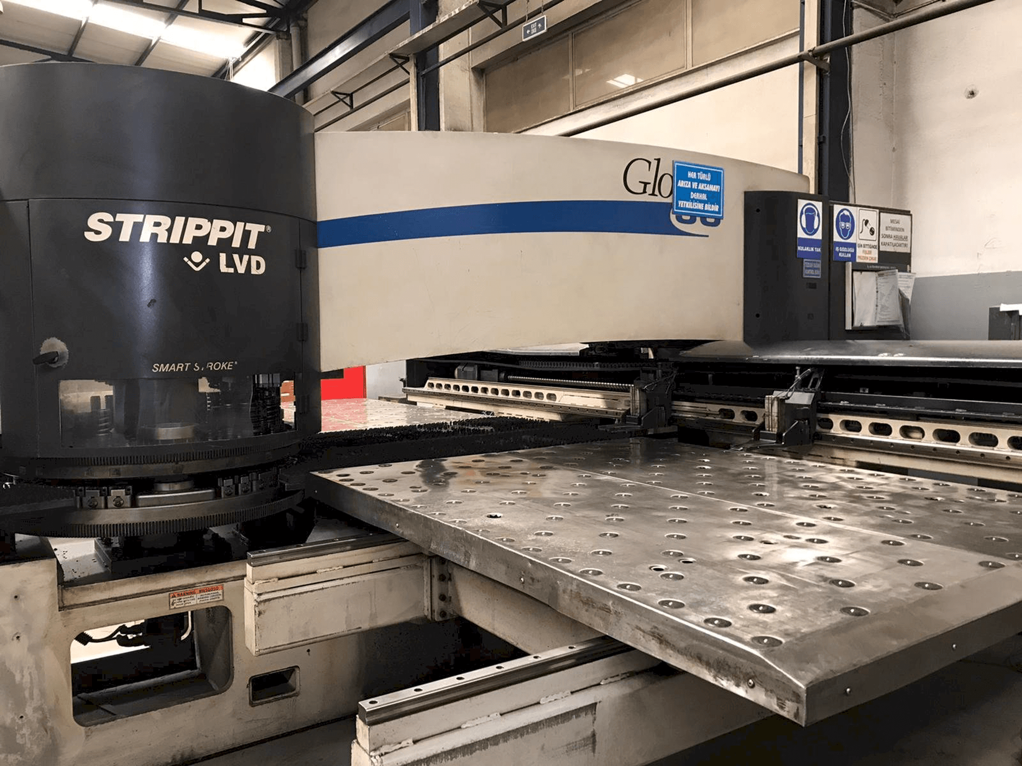 Koneen LVD STRIPPIT Global 30 1525 etunäkymä