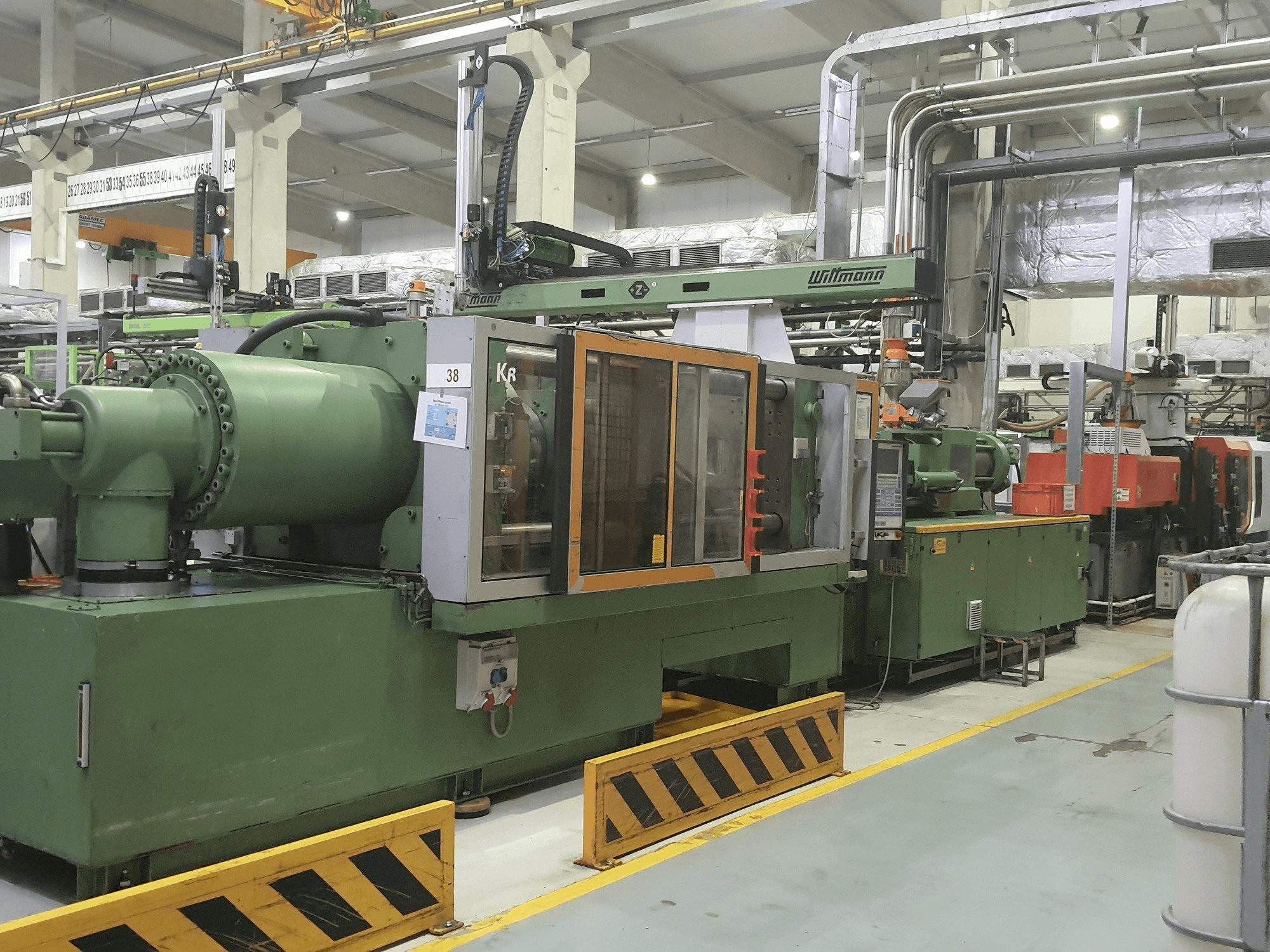 Koneen Krauss Maffei 420-3000 etunäkymä