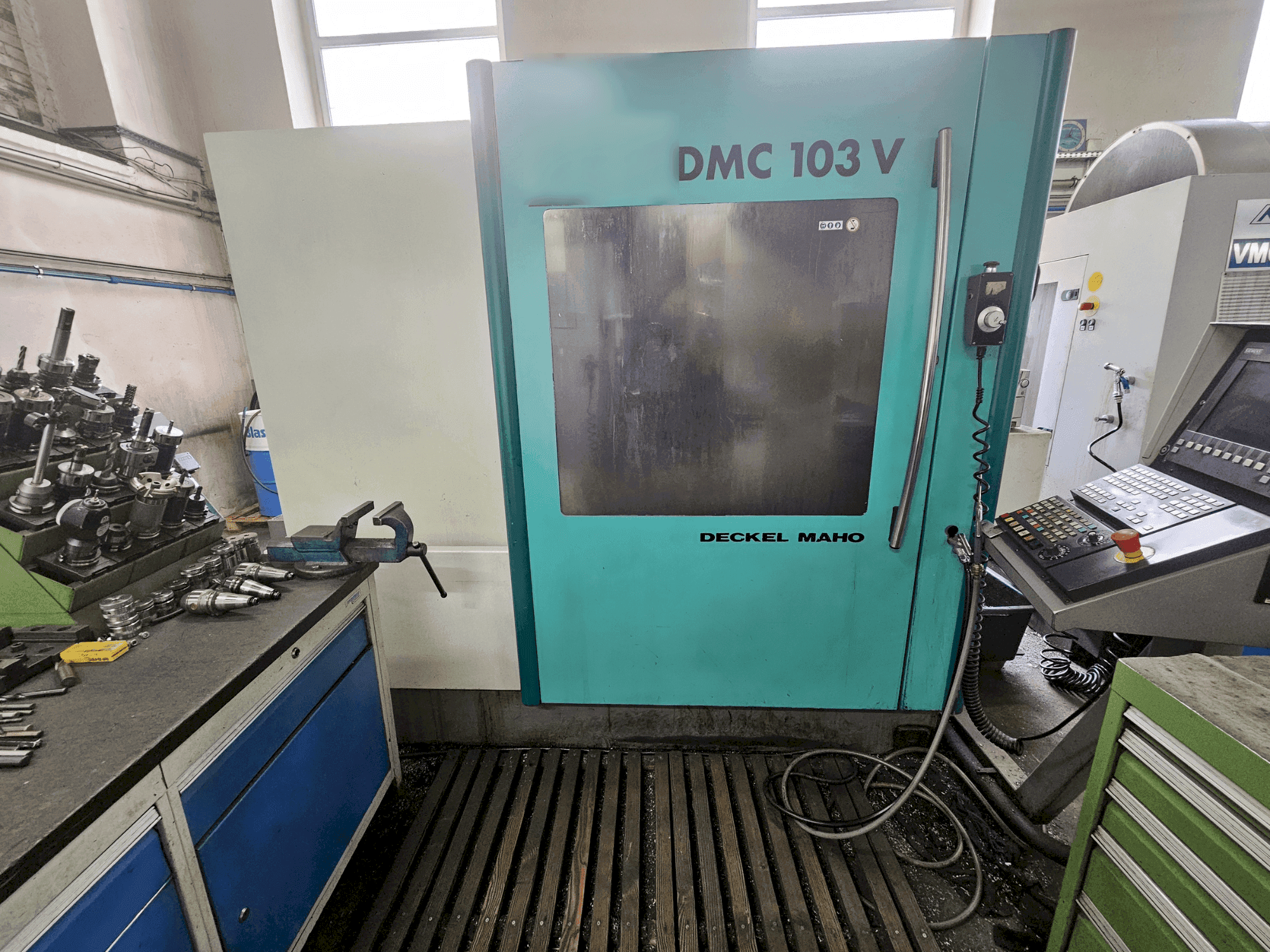Koneen DECKEL MAHO DMC 103V etunäkymä