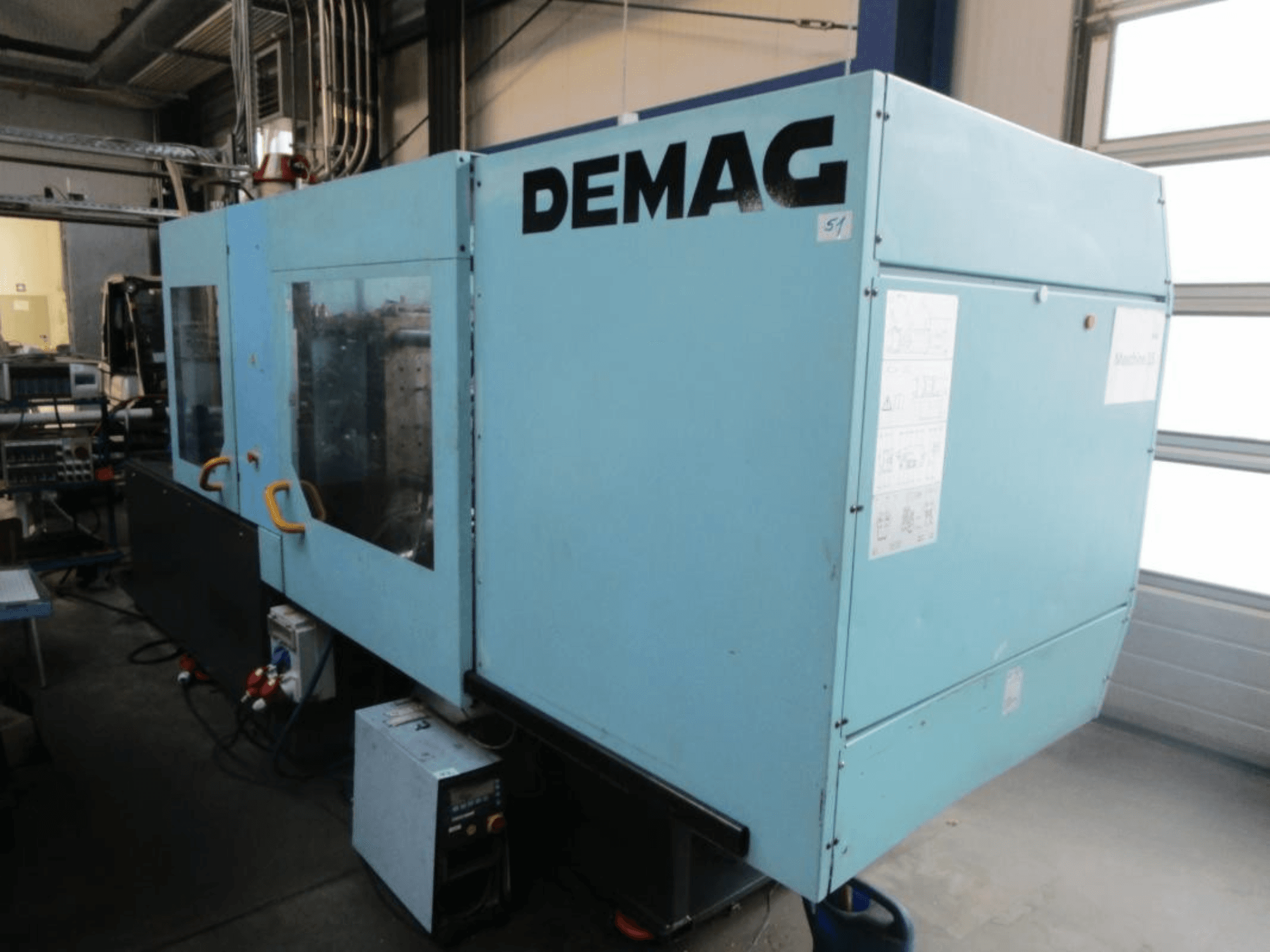 DEMAG Ergotech 150-610 Viva -hydraulisen ruiskuvalukoneen etunäkymä, jossa näkyvät ohjauspaneeli ja kahvat.