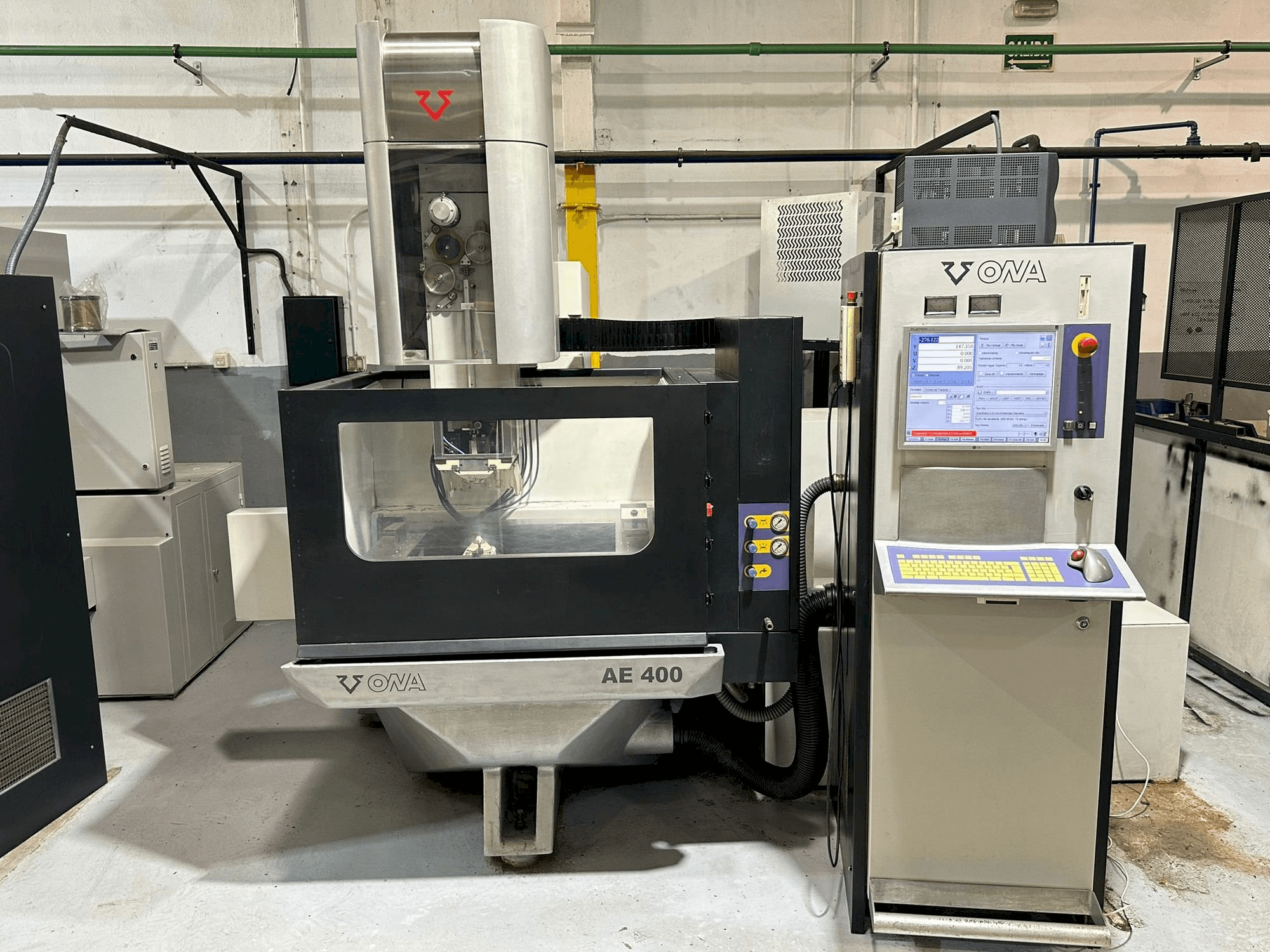 Koneen ONA AE400 etunäkymä