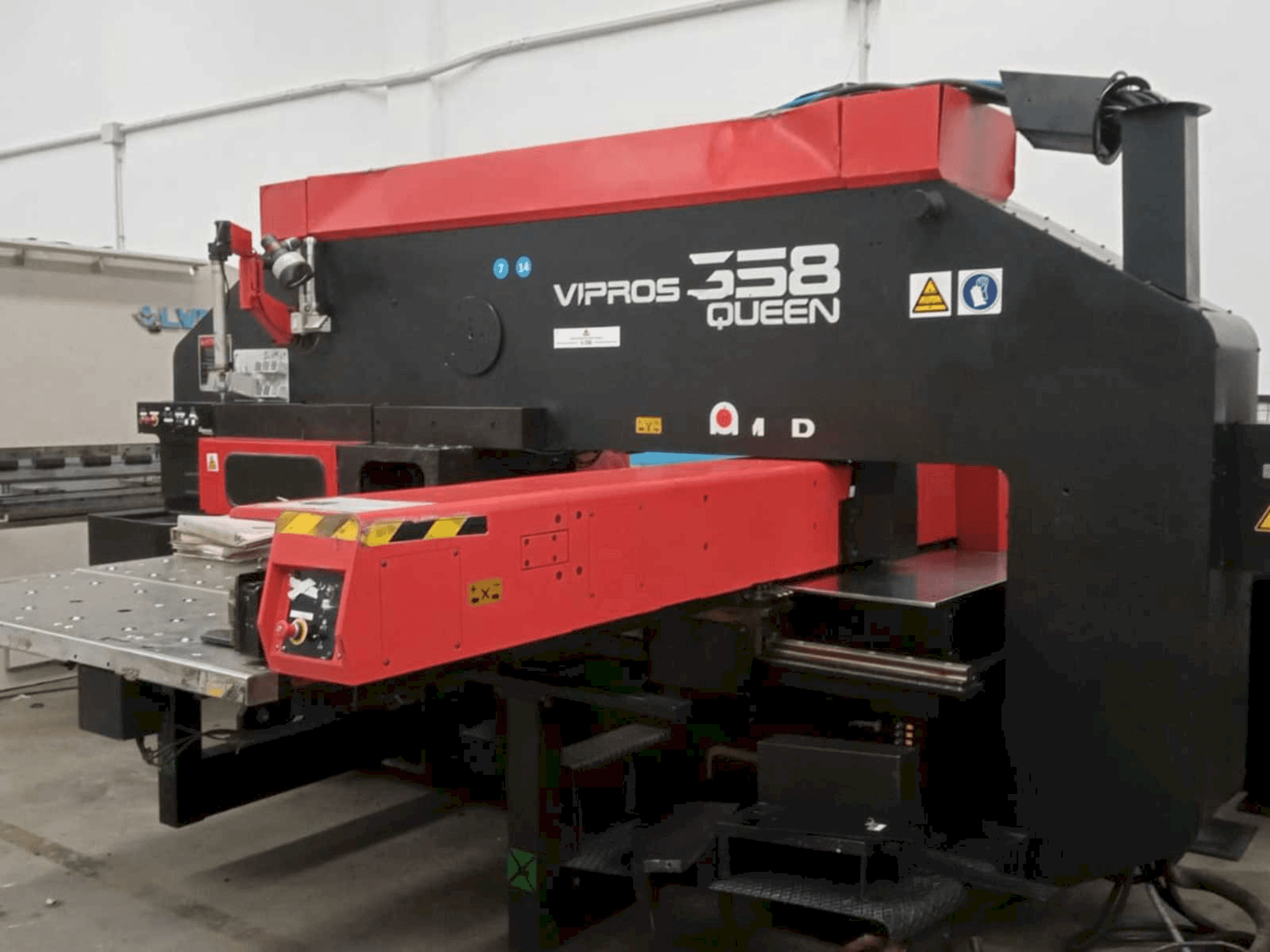 Koneen AMADA Vipros 358 Queen etunäkymä