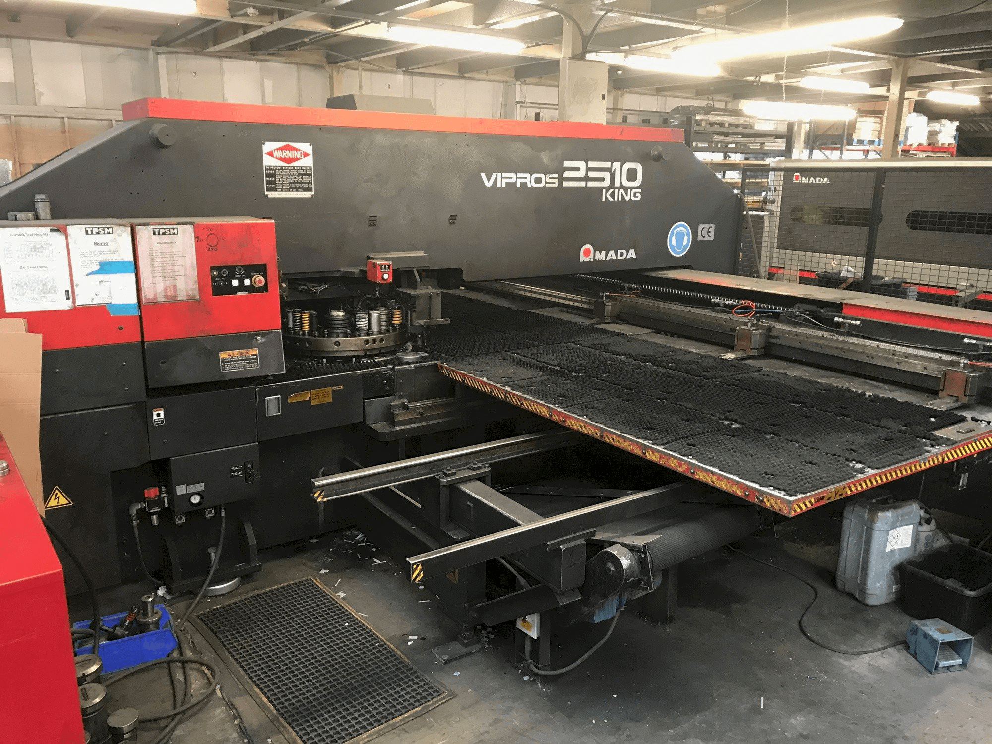 Koneen AMADA VIPROS 2510 KING etunäkymä