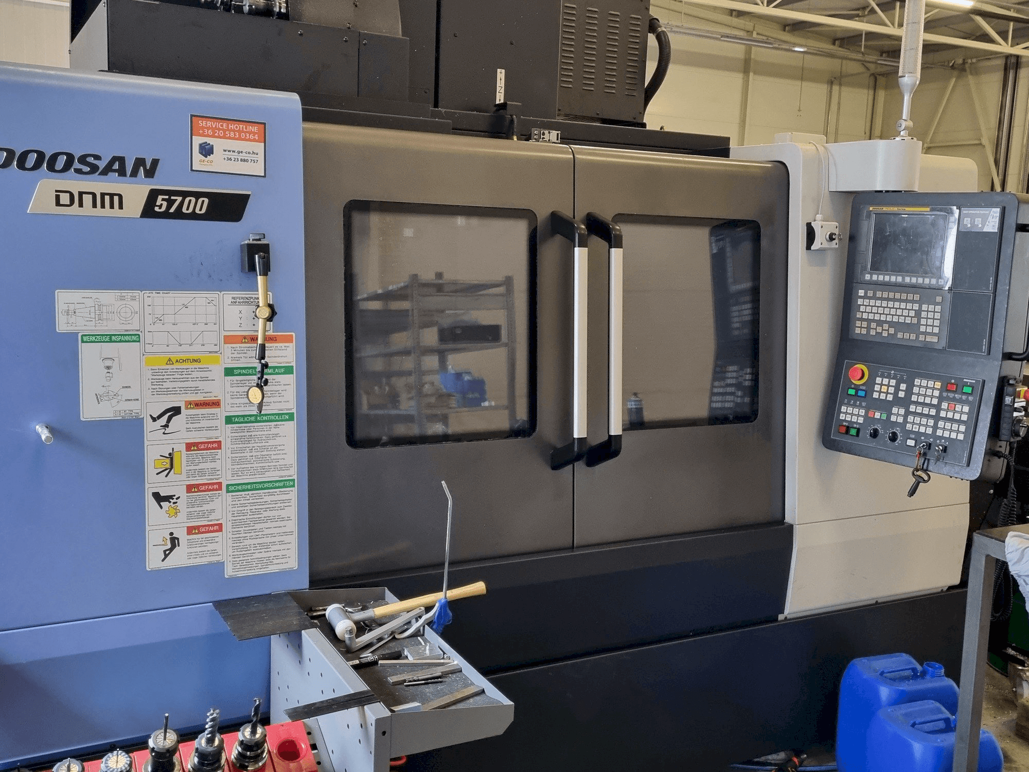 Koneen DOOSAN DNM 5700 etunäkymä