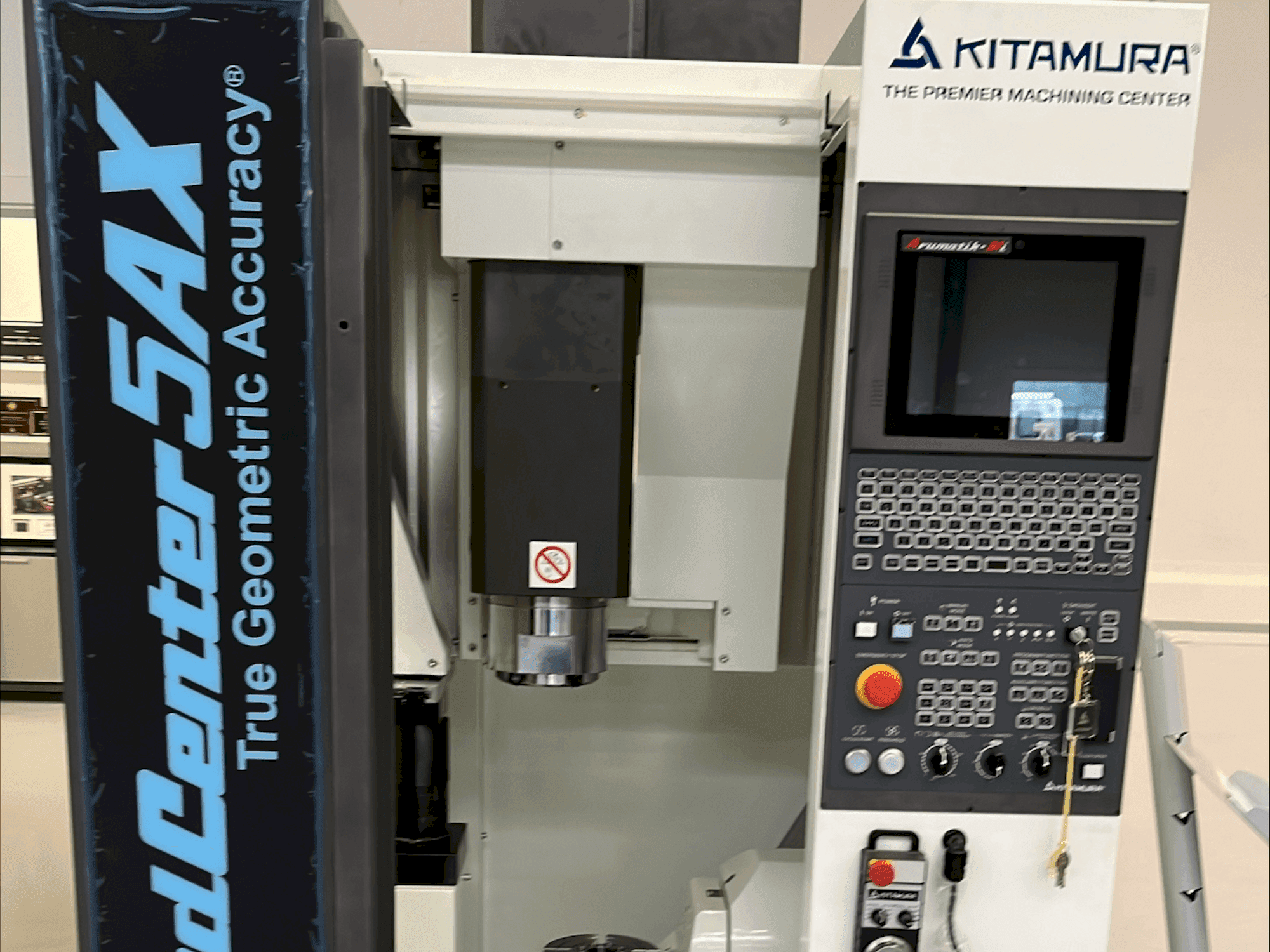 Koneen Kitamura Medcenter 5AX etunäkymä