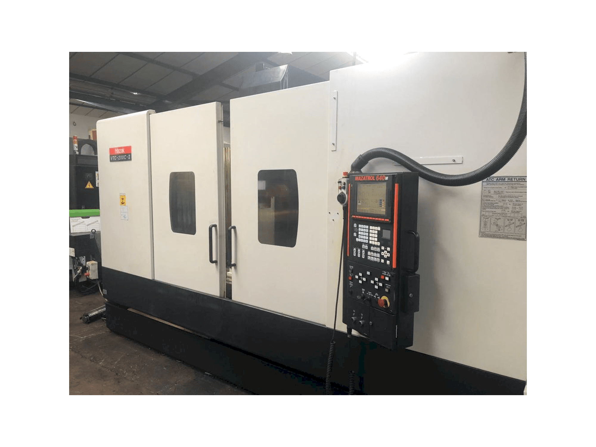 Koneen Mazak VTC-200C-II etunäkymä