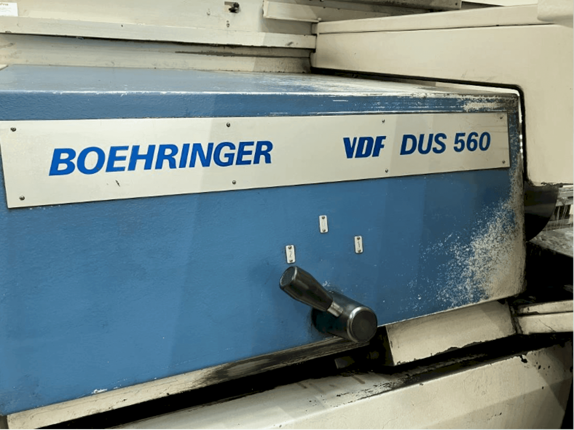 Koneen BOEHRINGER VDF DUS 560 etunäkymä