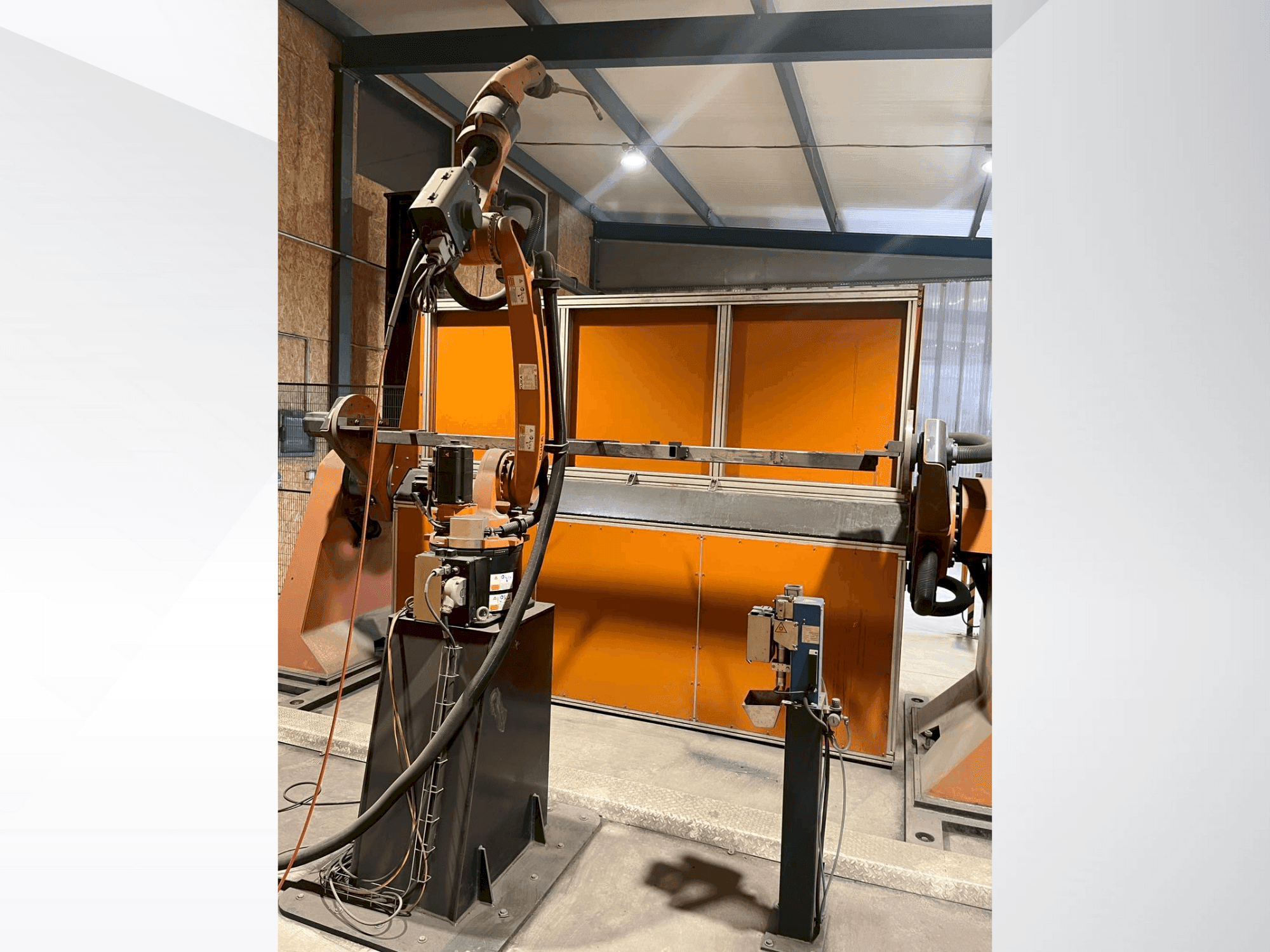 Koneen KUKA KR8 R2100-2 arc HW etunäkymä